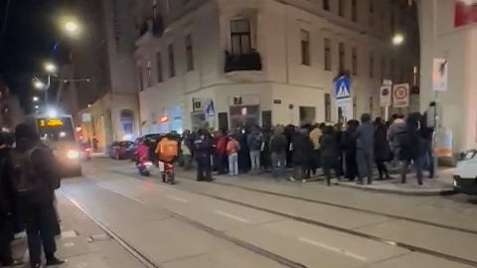 Straßensperre – Großeinsatz bei Antifa-Demo in Wien