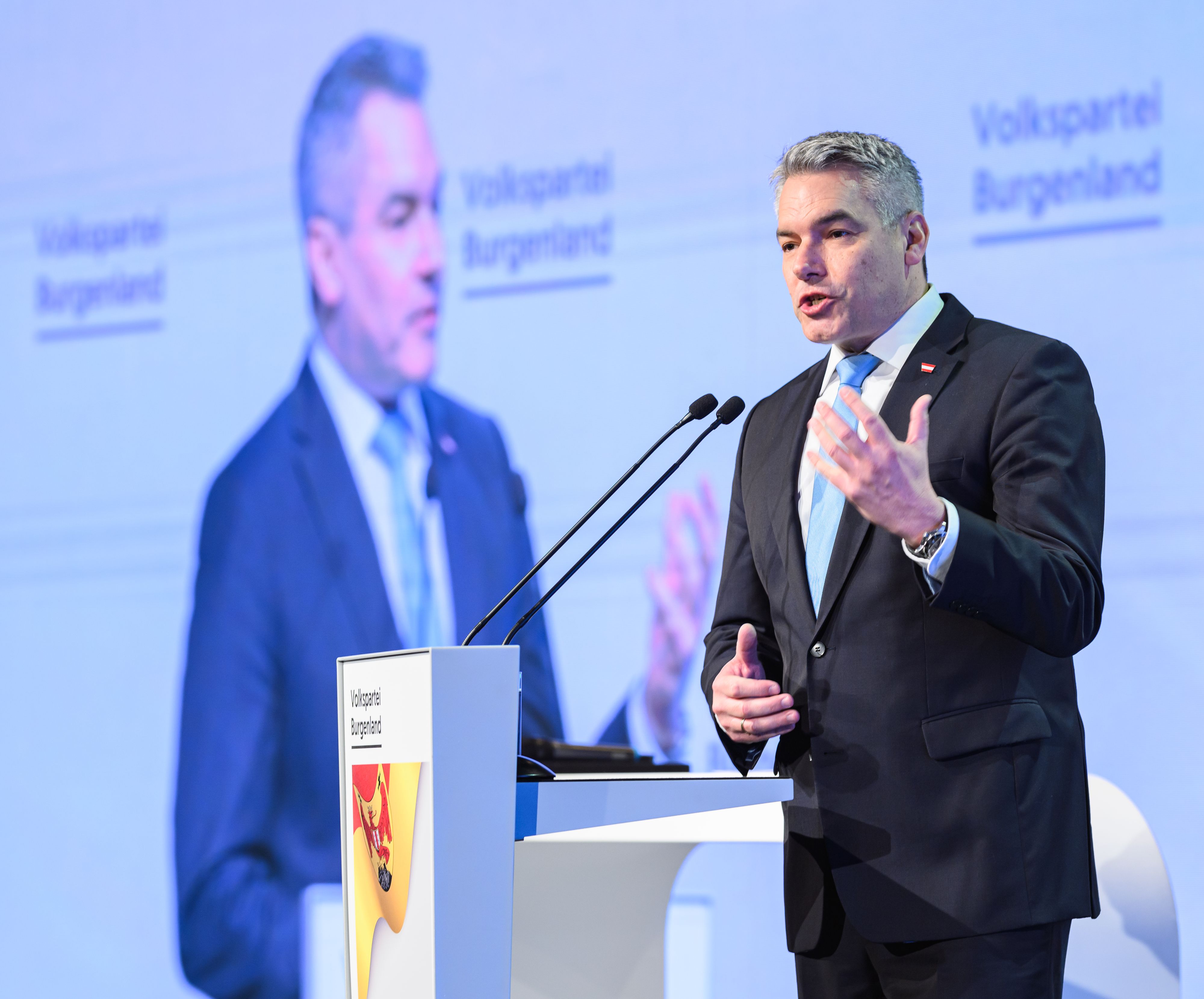 Bundeskanzler Karl Nehammer fordert an Schulen und Universitäten wieder mehr Leistung.