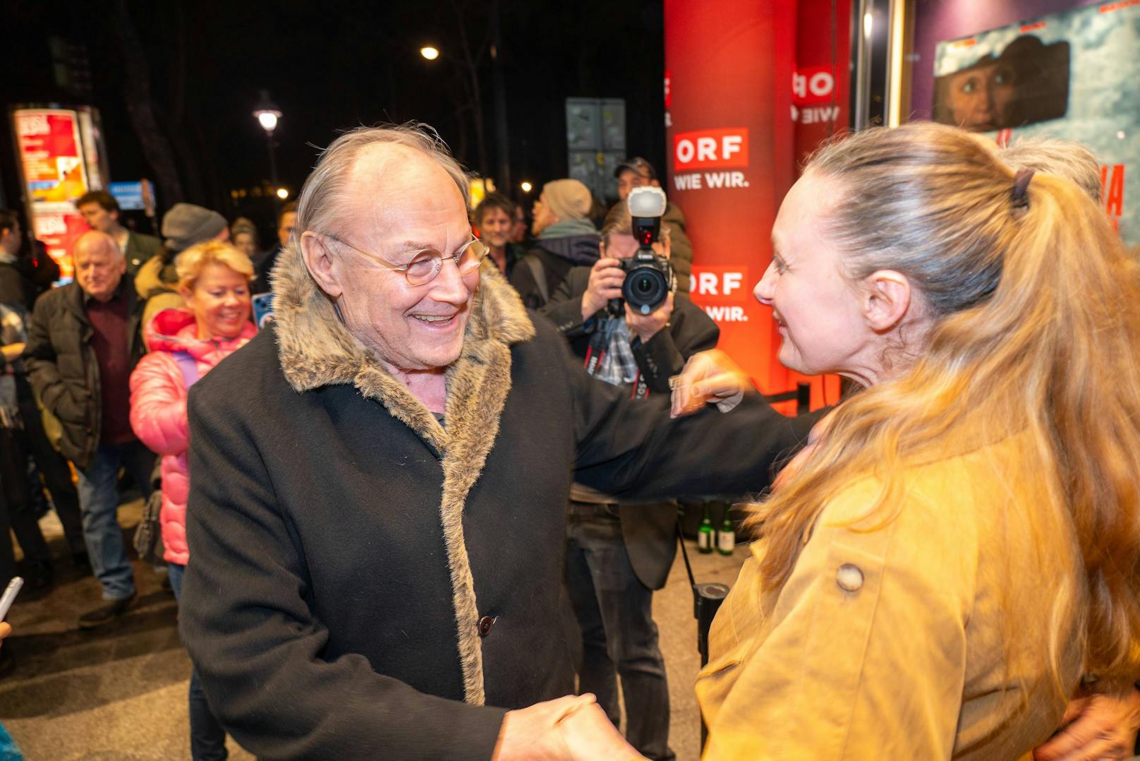 So sieht berufliche Wertschätzung aus: Klaus Maria Brandauer gratulierte Gerti Drassl. 