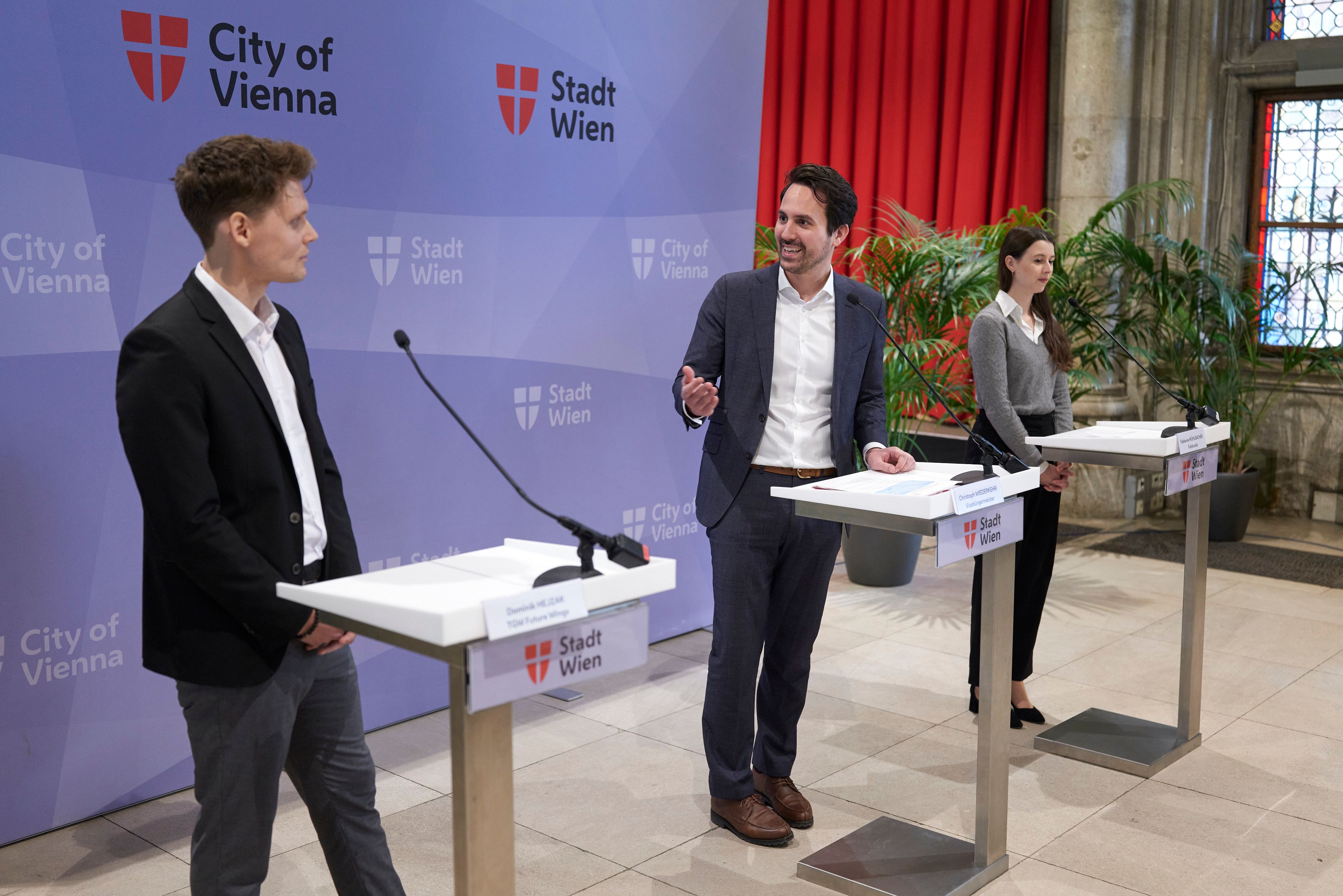 Vizebürgermeister und Bildungsstadtrat Christoph Wiederkehr (Mitte) präsentierte die Siegerprojekte der 