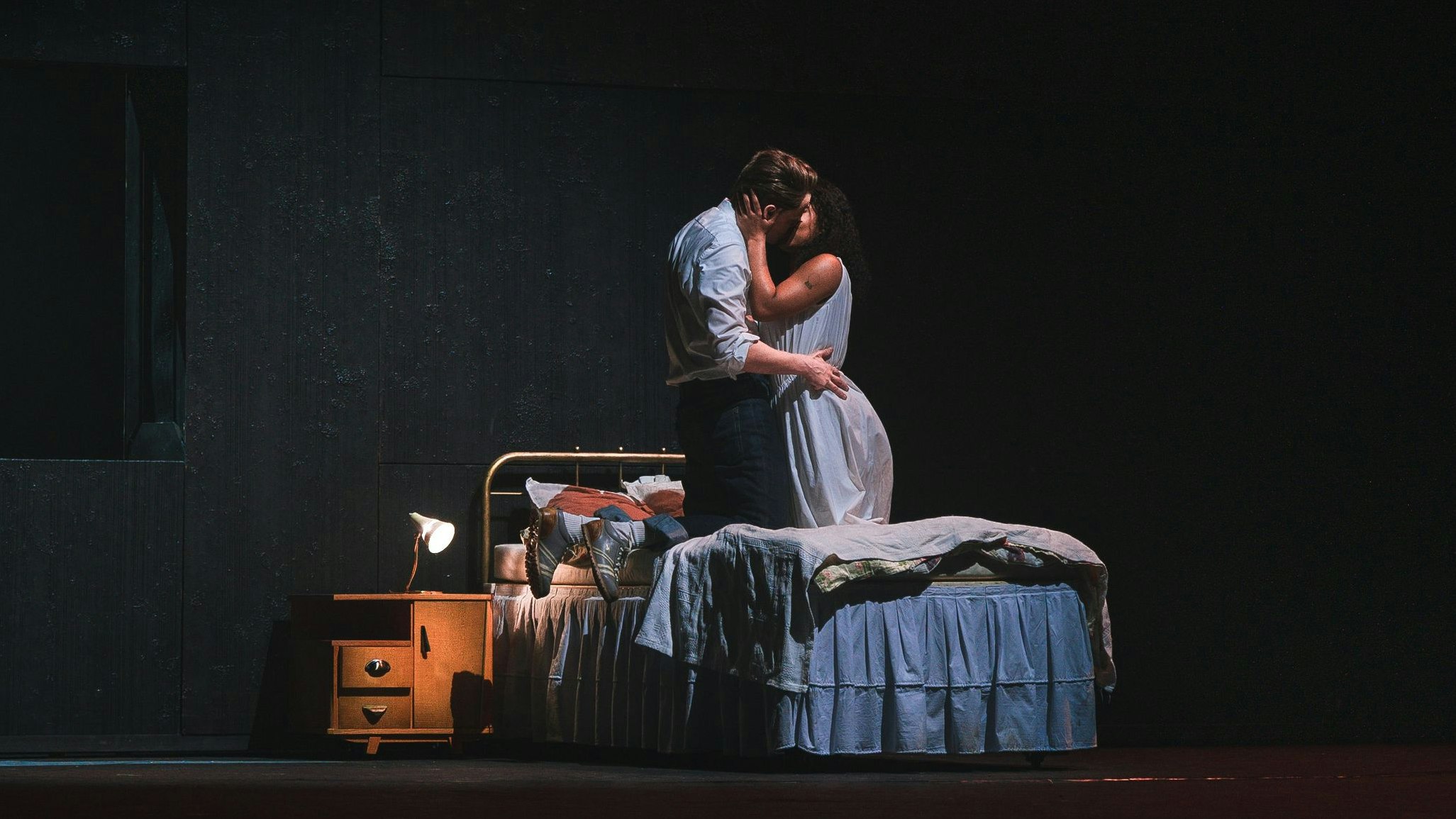 Die Puertoricanisch-amerikanische Sopranistin Sophia Burgos und der schwedische Musicaldarsteller Anton Zetterholm als Maria und Tony an der Volksoper.