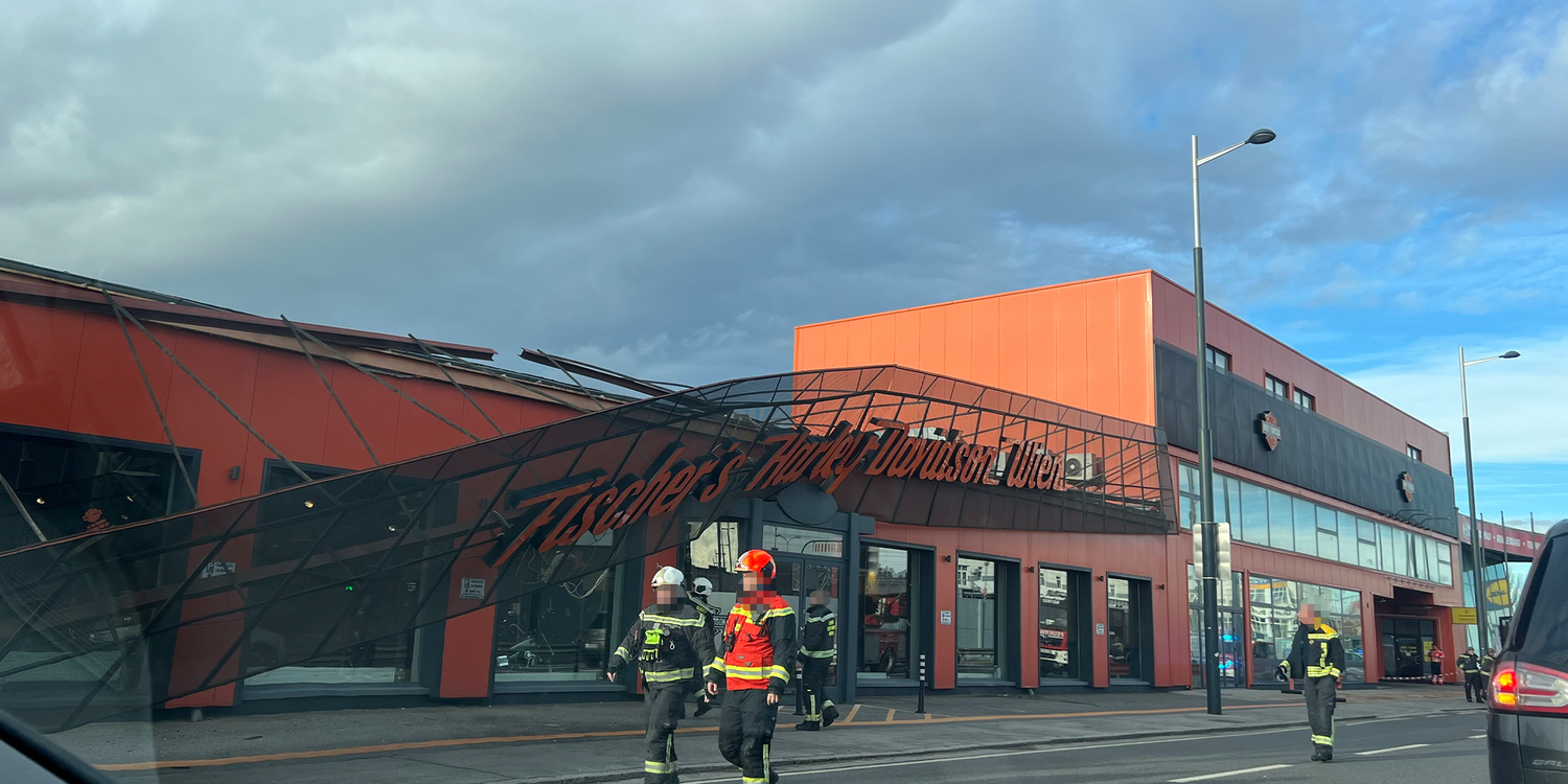 Die Wiener Feuerwehr verbrachte am Mittwoch mehrere Stunden in Wien-Liesing. Grund dafür war ein großer Schaden am Harley Davidson Gebäude.