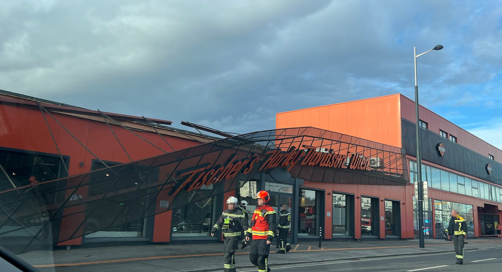 Sturm riss Fassadenteile von Harley-Davidson-Shop