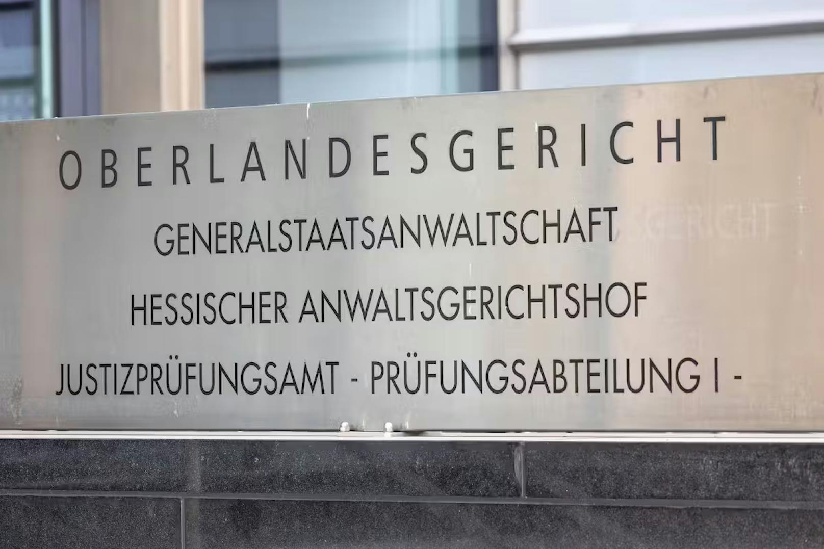 Das Oberlandesgericht Frankfurt am Main hat entschieden, dass der Konzern Posts konsequenter löschen muss.