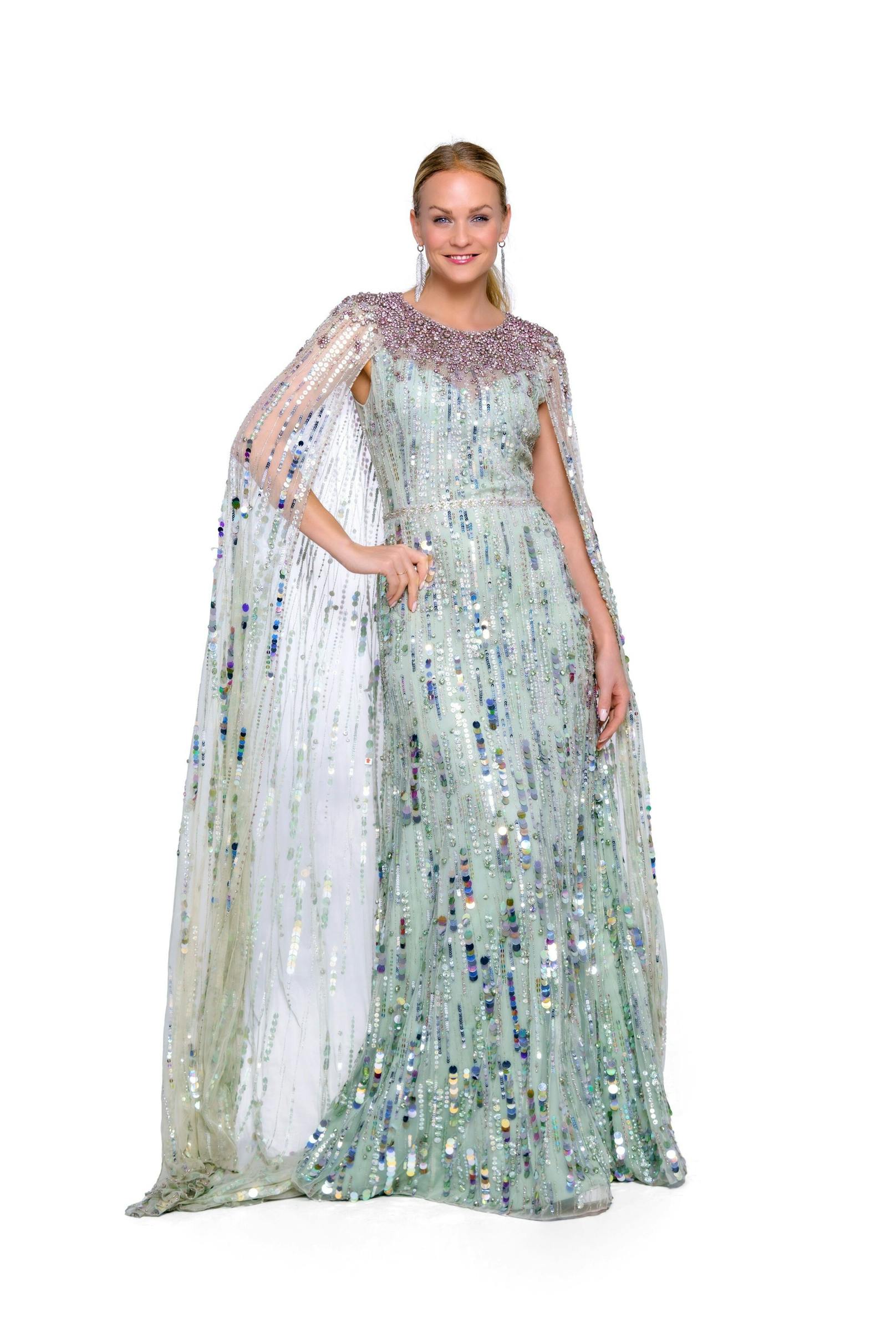 Mirjam Weichselbraun trägt ein Kleid von Jenny Packham, die Designerin stattet auch Prinzessin Kate aus.