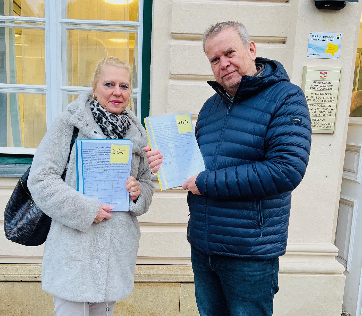 Die beiden Augenärzte Dr. Alexandra Crammer und Dr. Florian Skorpik übergaben 765 Unterschriften für eine Senkung der beschlossenen Kanalgebühren-Erhöhung an die Bürgermeisterin.