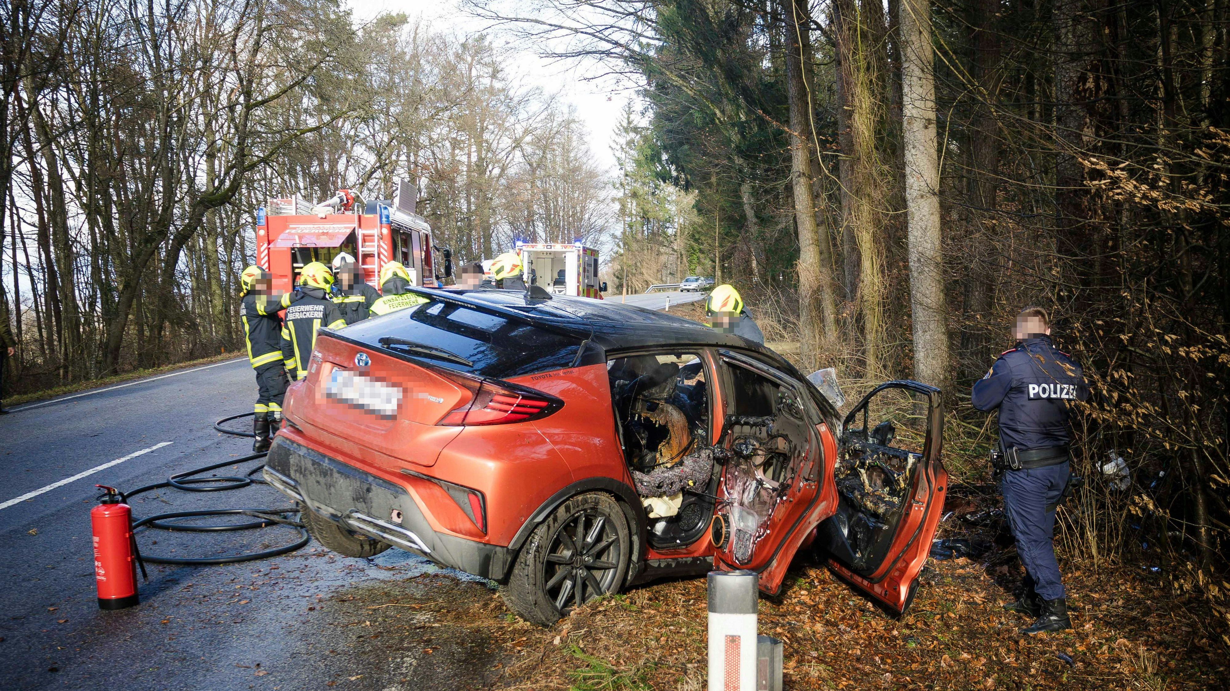 In Überackern (Bez. Braunau) fuhr ein 56-Jähriger gegen einen Baum. Ein automatischer Notruf verständigte die Einsatzkräfte.