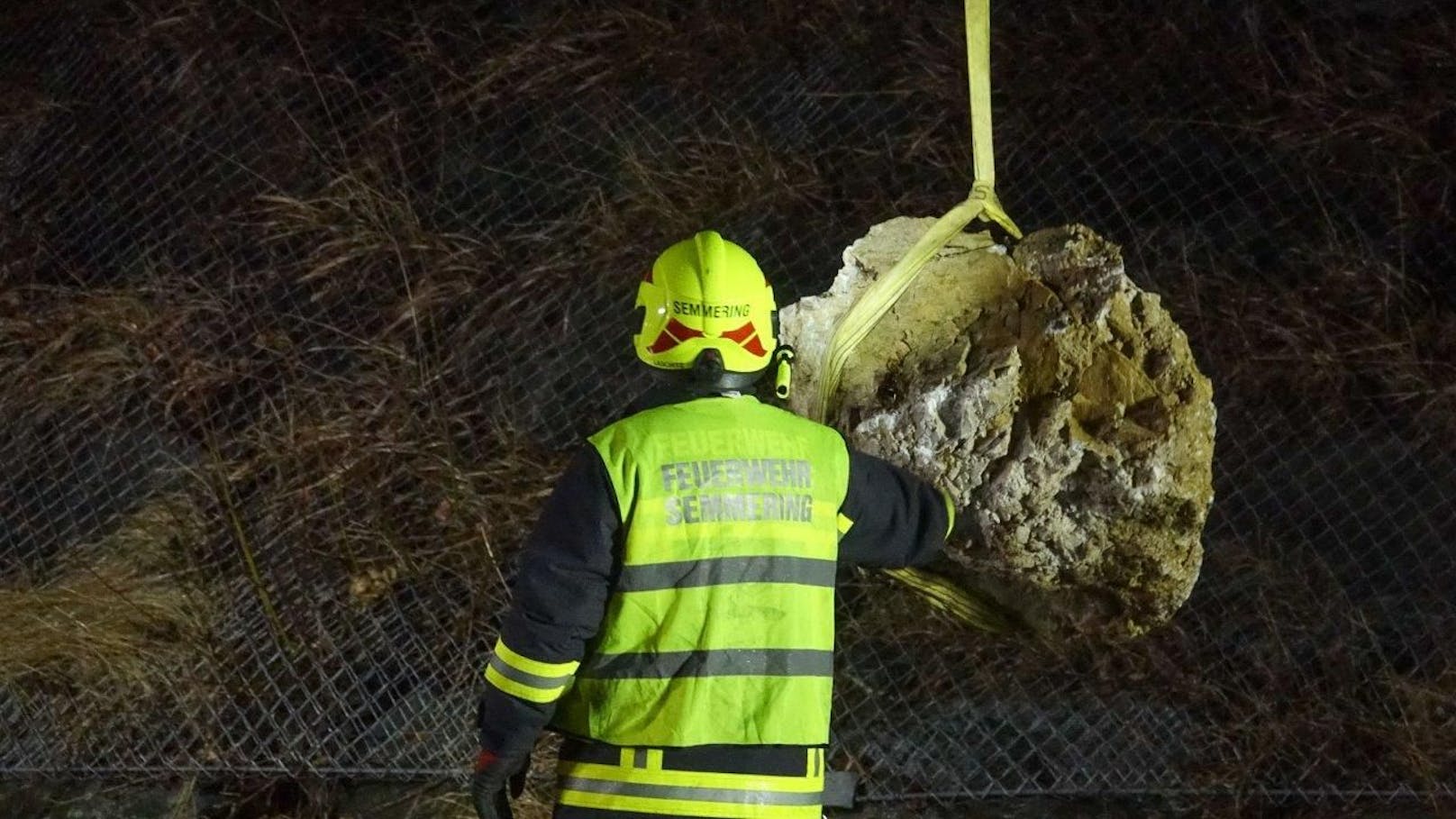 Die Feuerwehr musste den Felsen mit dem Kran von der Fahrbahn heben, ...