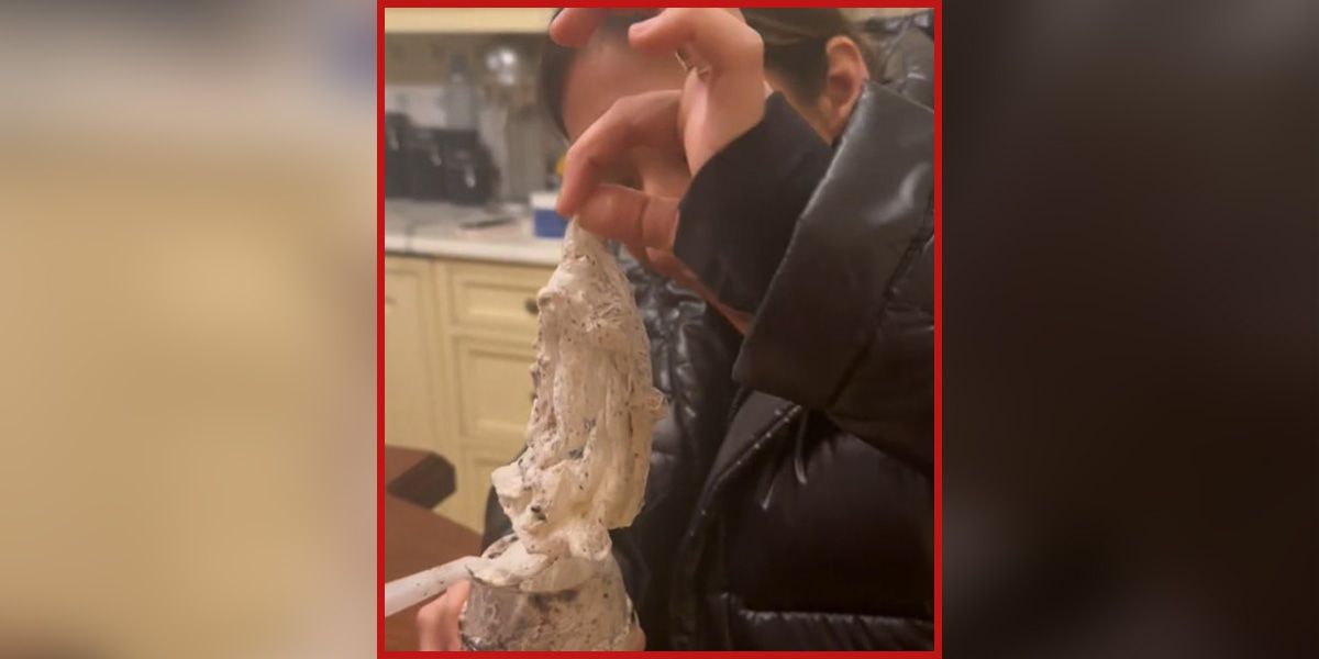 Da staunte die junge Frau nicht schlecht: Wie kommt das in den Mc Flurry-Eisbecher?&nbsp;