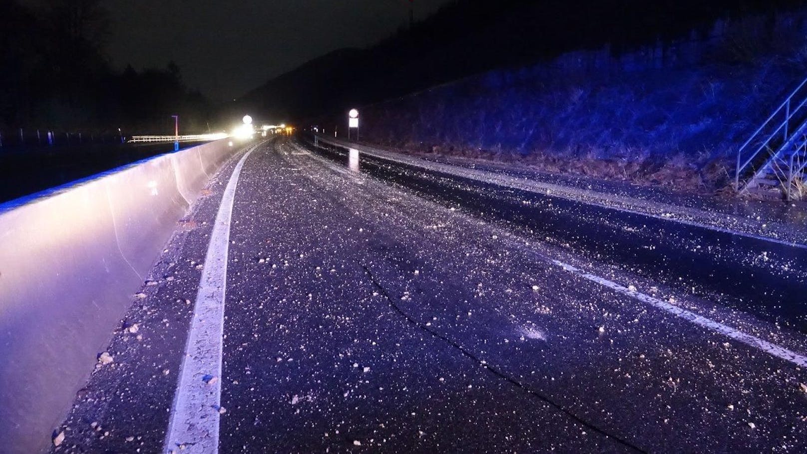 Sechs Autos fuhren über das Geröll, die Fahrzeuge wurden dabei beschädigt, ...