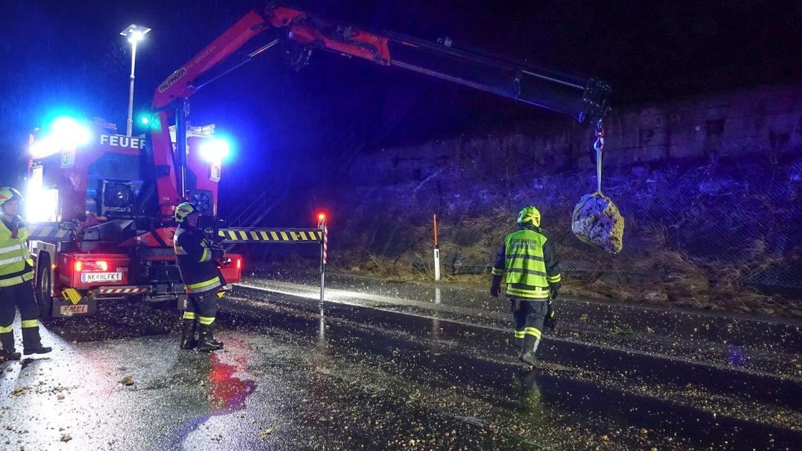 Sechs Fahrzeuge konnten nicht mehr rechtzeitig ausweichen und wurden beschädigt.