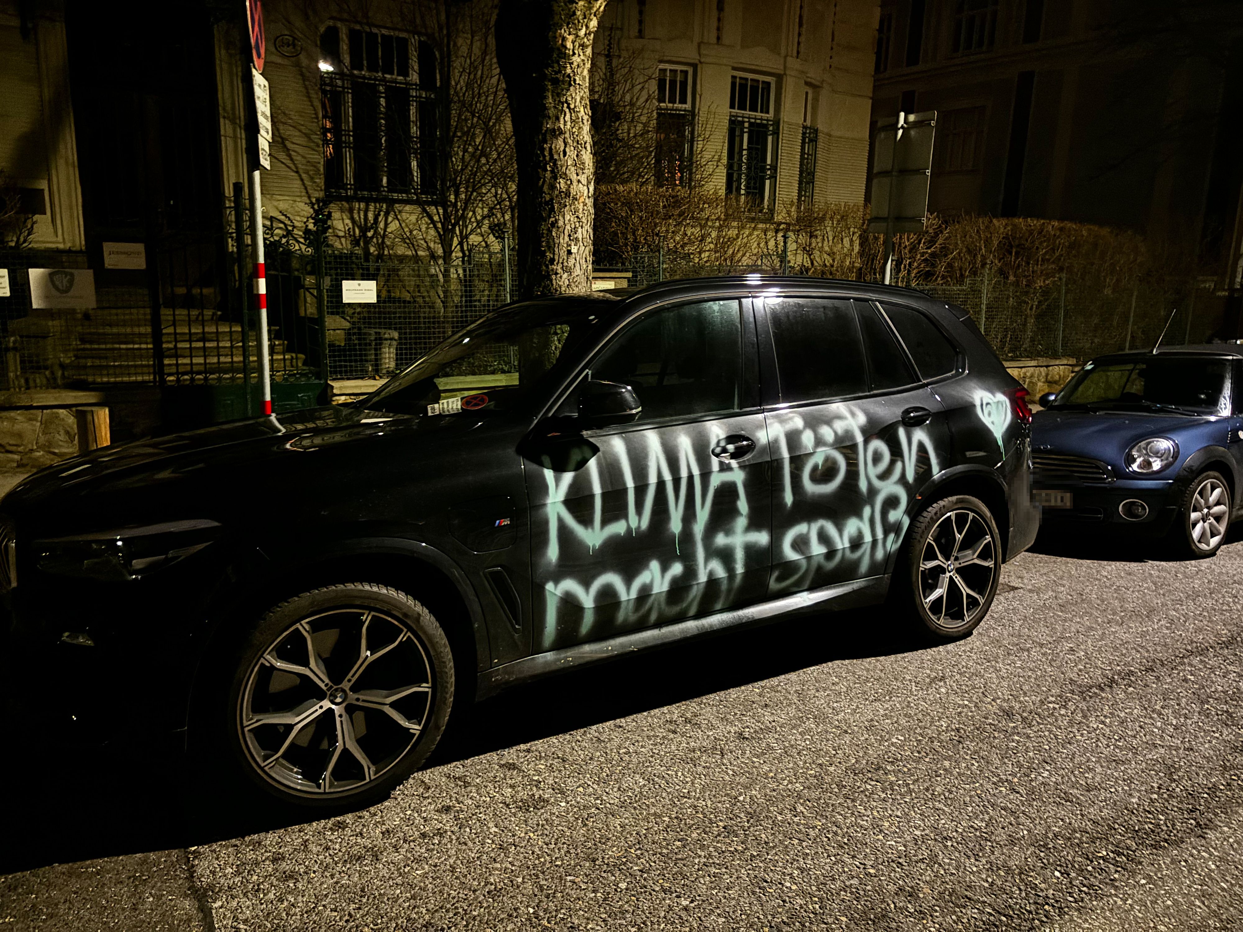 Das 90.000-Euro-Fahrzeug mit der Klima-Botschaft im 19. Wiener Bezirk.