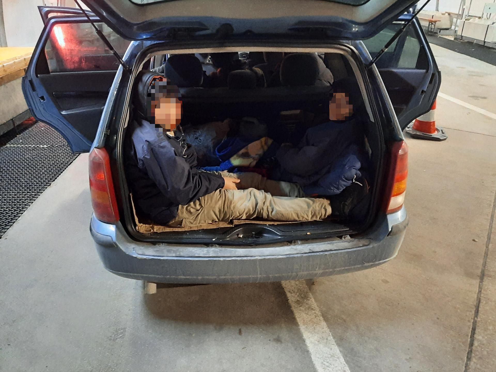 Die beiden Kinder wurden im Kofferraum eines Schleppers entdeckt. Sie waren dort offenbar über Stunden eingesperrt.