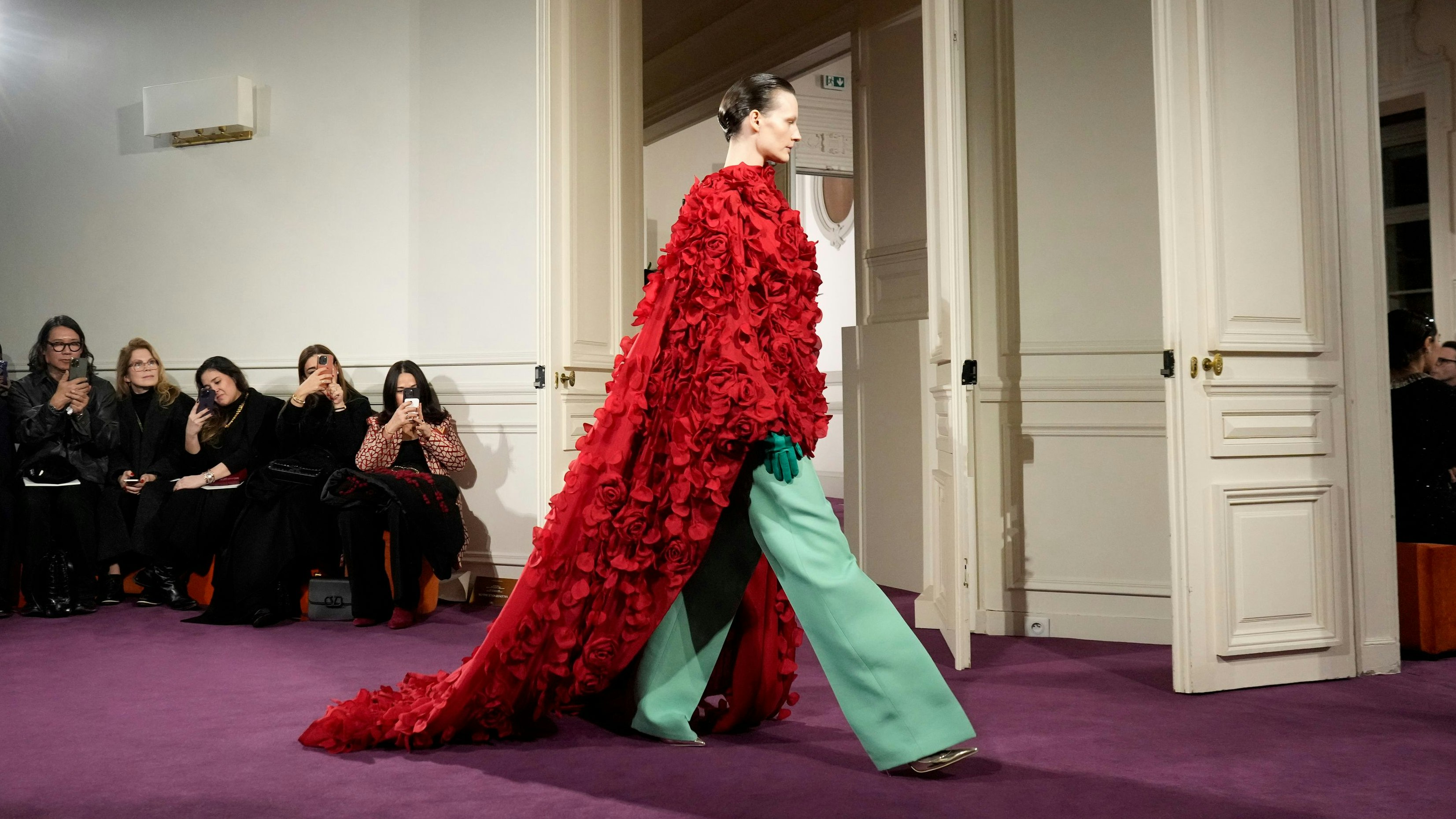 Download von www.picturedesk.com am 25.01.2024 (08:55).  A model wears a creation for Valentino as part of the Haute Couture Spring-Summer 2024 collection presented in Paris, Wednesday, Jan. 24, 2024. (AP Photo/Thibault Camus) - 20240124_PD12051 - Rechteinfo: Rights Managed (RM)