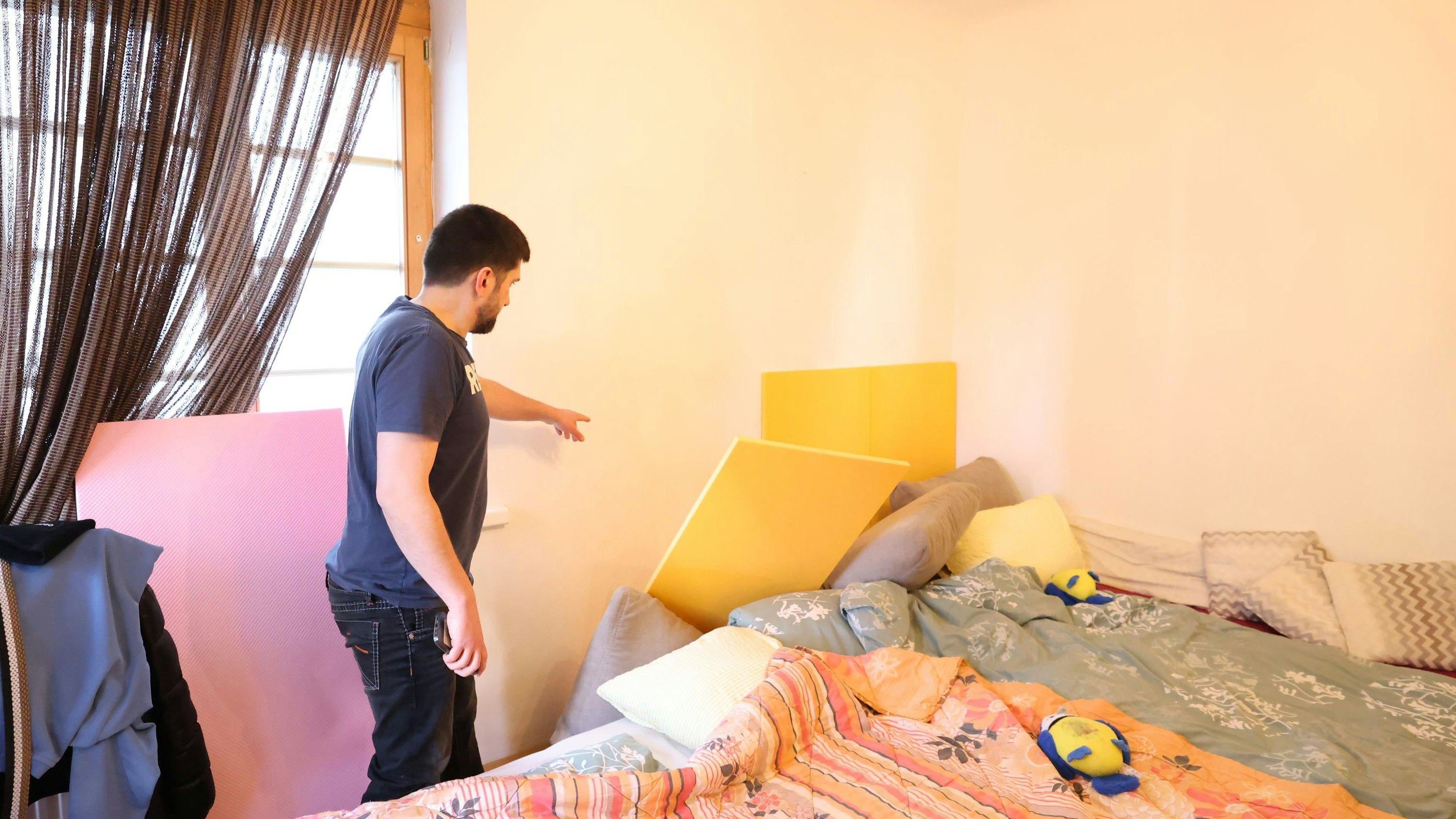 Familienvater Kair D. ist verzweifelt. In der kleinen Wohnung macht sich der Schimmel breit.