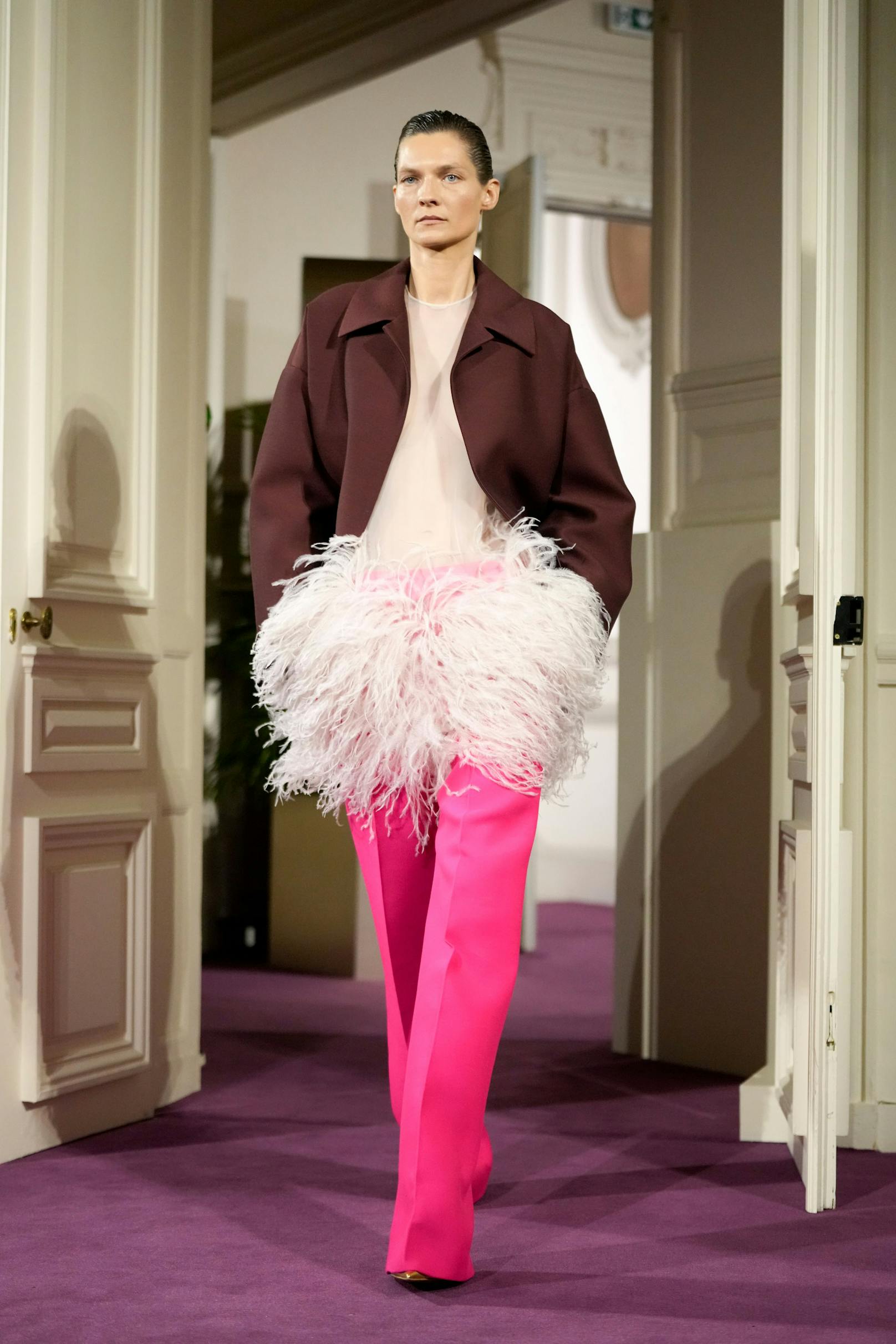 Basics, wie teils übergroße Blazer, Mäntel, Hoddies und Parkas wurden mit traditioneller Couture kombiniert.