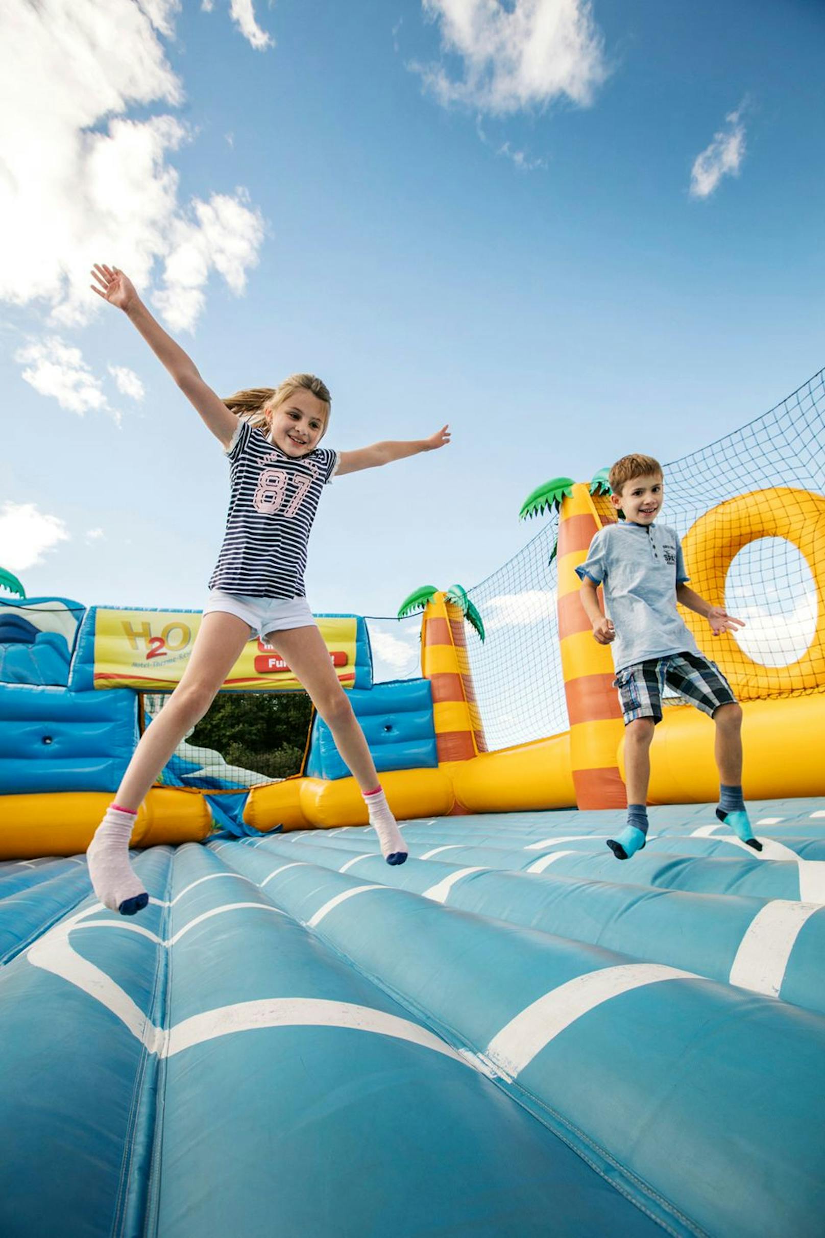 Kinder können auch in der Hüpfburg ausgelassen toben.