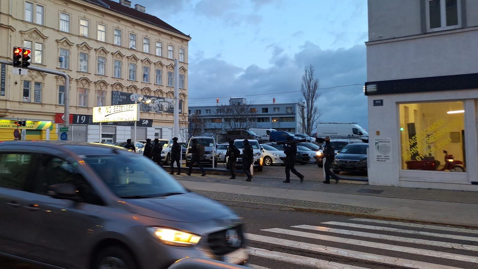 Mehrere Beamte stürmten die Wiener Wohnung.