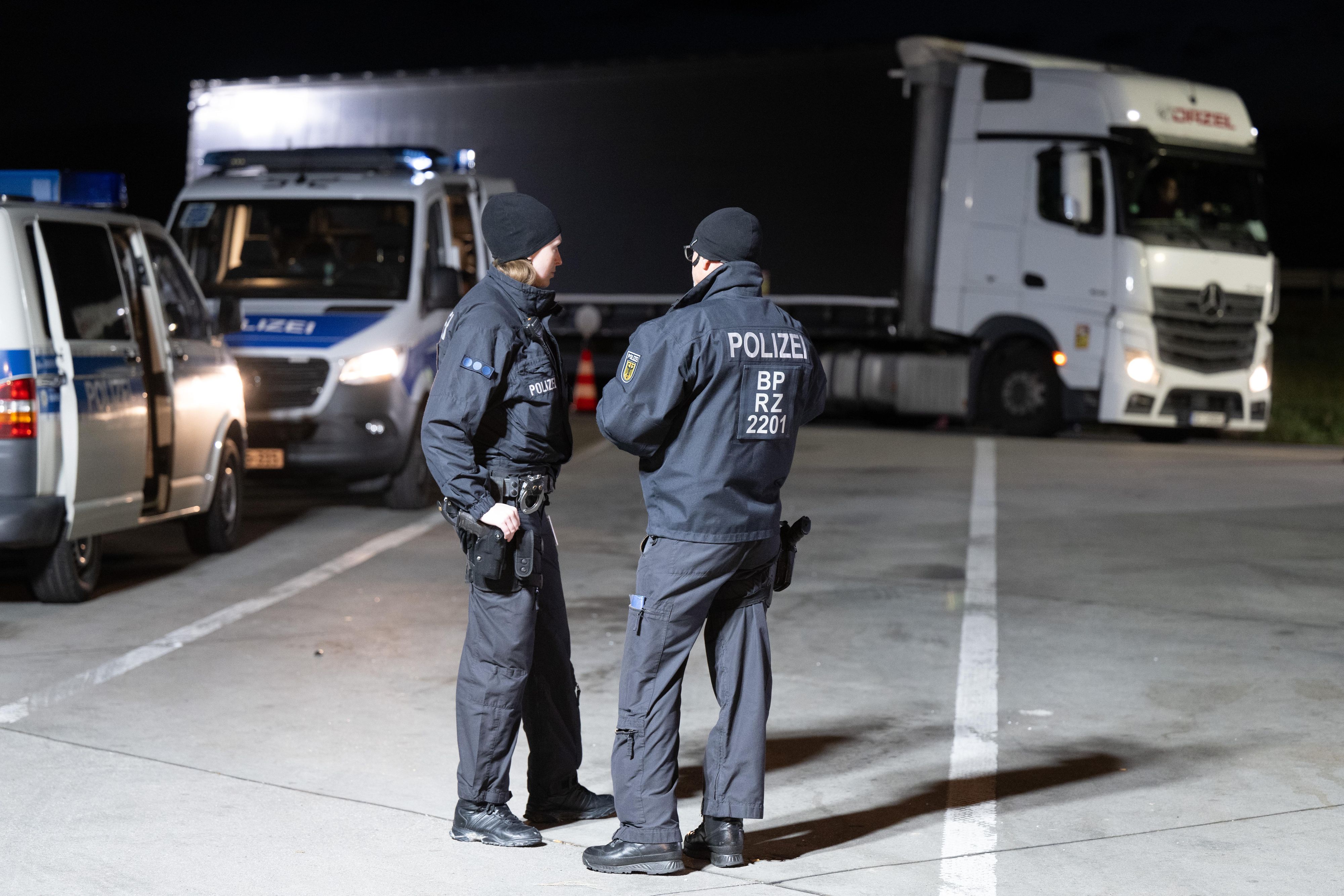 Die Frau konnte froh sein, dass sie das Auto verlassen zu haben noch bevor der Mann abschloss. (Symbolbild)