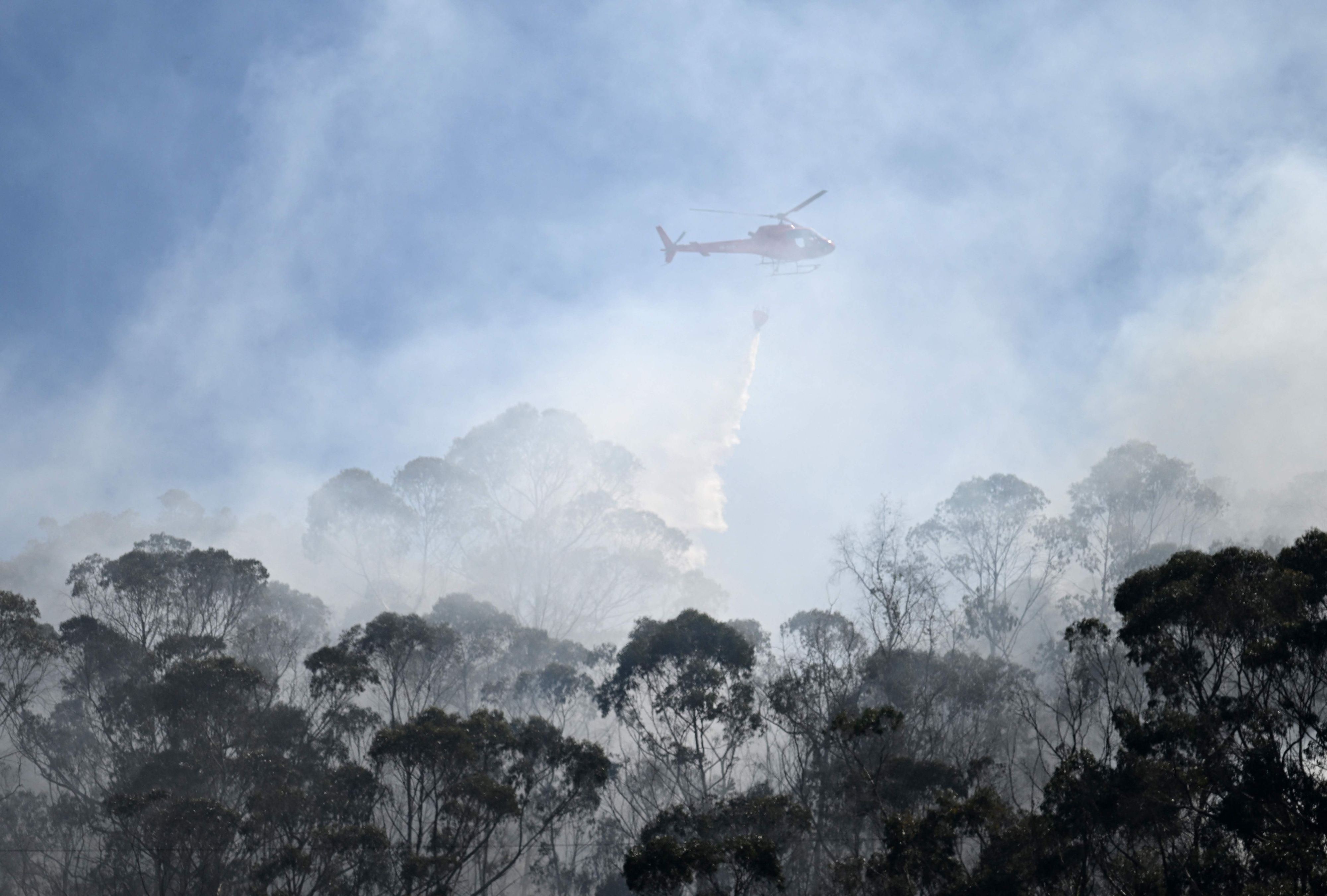 Ein Hubschrauber der kolumbianischen Streitkräfte wirft am 23. Januar 2024 Wasser ab, um einen Waldbrand in Bogotá zu löschen.