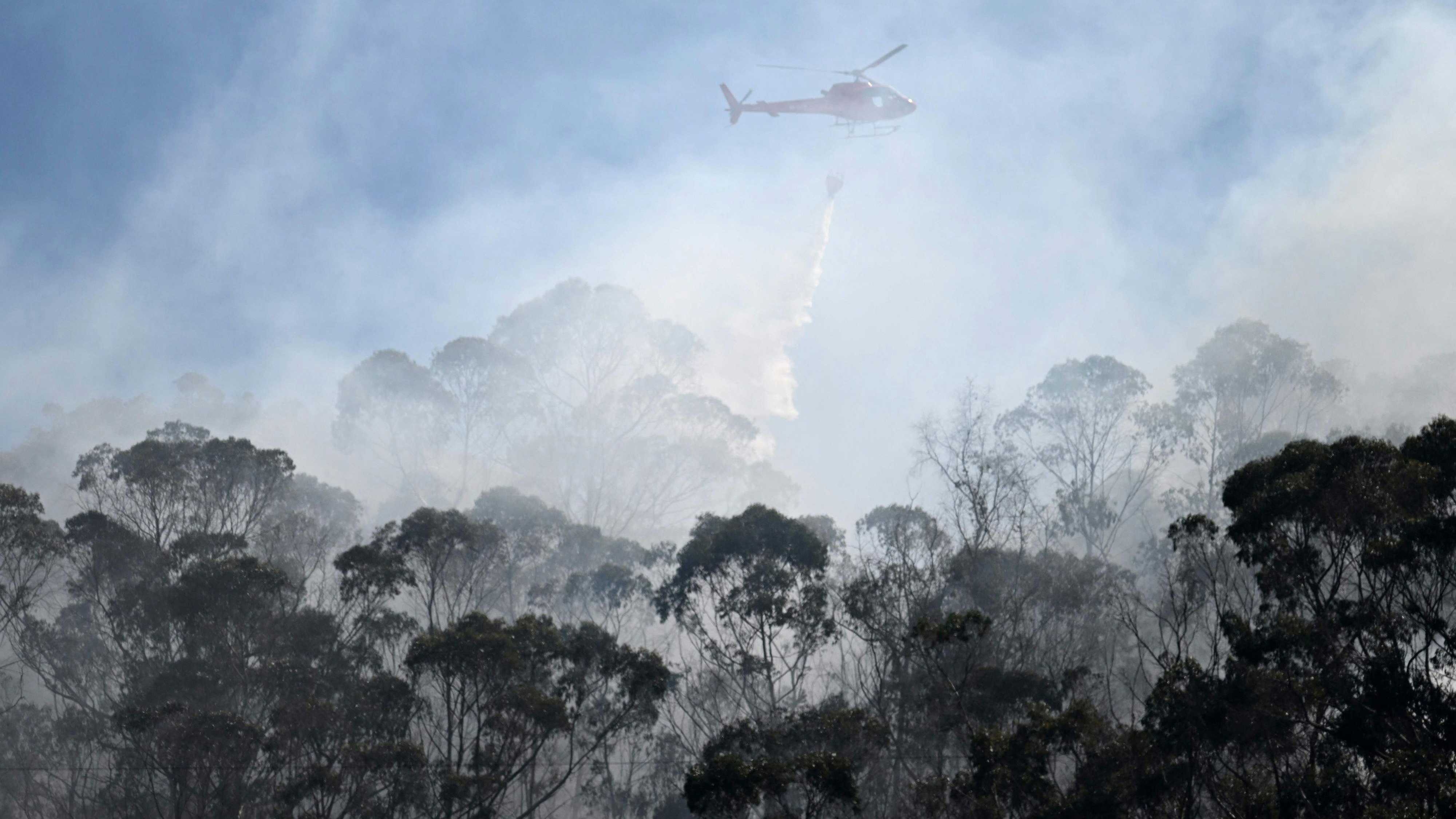 Download von www.picturedesk.com am 25.01.2024 (16:01).  TOPSHOT - A helicopter from the Armed Forces drops water to put out a forest fire in Bogota on January 23, 2024. At least four active forest fires hit several regions of Colombia and the capital Bogota this Tuesday, amid a wave of conflagrations due to high temperatures derived from the El Niño phenomenon, authorities reported. (Photo by Raul ARBOLEDA / AFP) - 20240123_PD18879 - Rechteinfo: Rights Managed (RM) Nur fÃ¼r redaktionelle Nutzung! Werbliche Nutzung erfordert Freigabe: bitte schicken Sie uns eine Anfrage.
