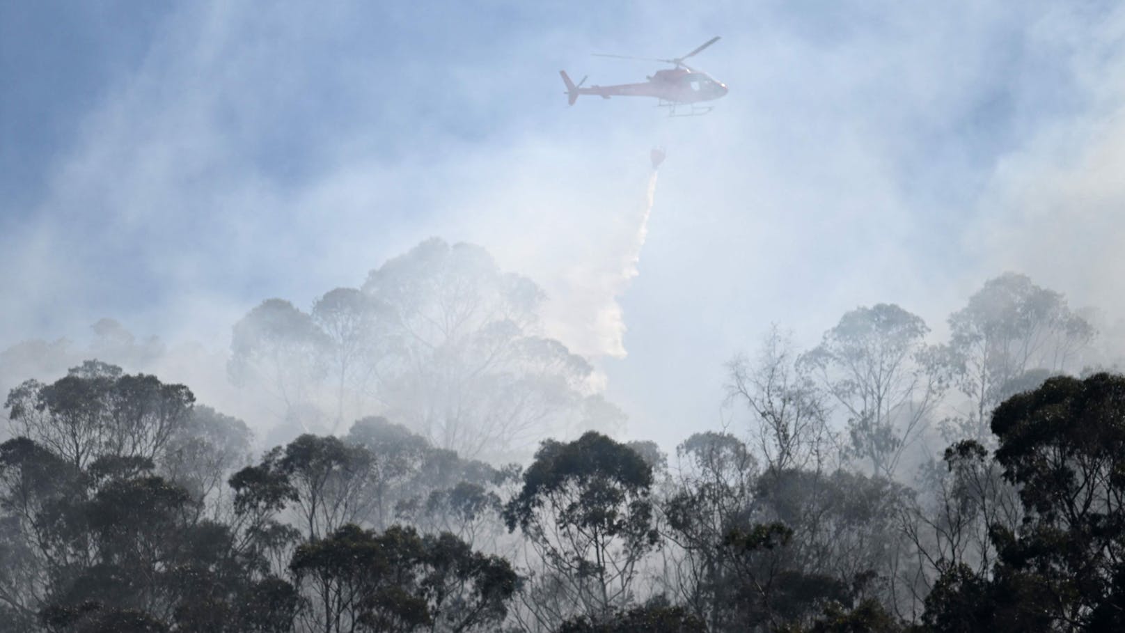 Ein Hubschrauber der kolumbianischen Streitkräfte wirft am 23. Januar 2024 Wasser ab, um einen Waldbrand in Bogotá zu löschen.