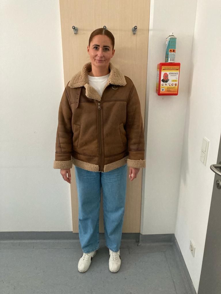 Die 41-jährige Mutter soll sich als Polizistin ausgegeben haben.