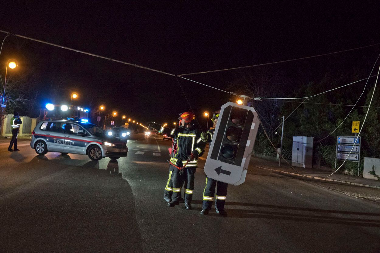 Die Feuerwehr stand am Donnerstag noch vor Einsetzen des Berufsverkehrs im Einsatz, um die Ampelanlage abzumontieren.