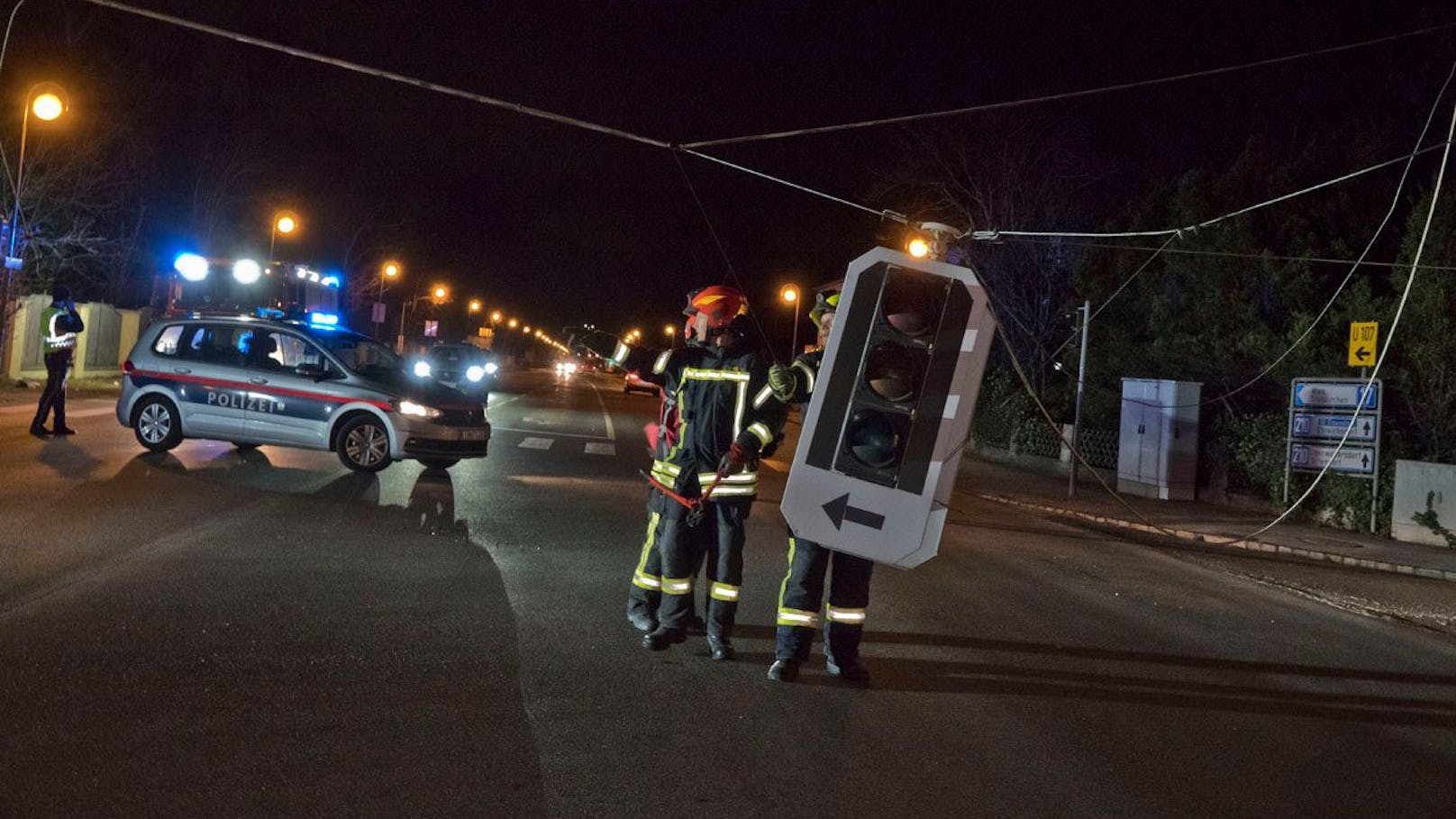 Die Ampelanlage hing bis knapp über den Asphalt.