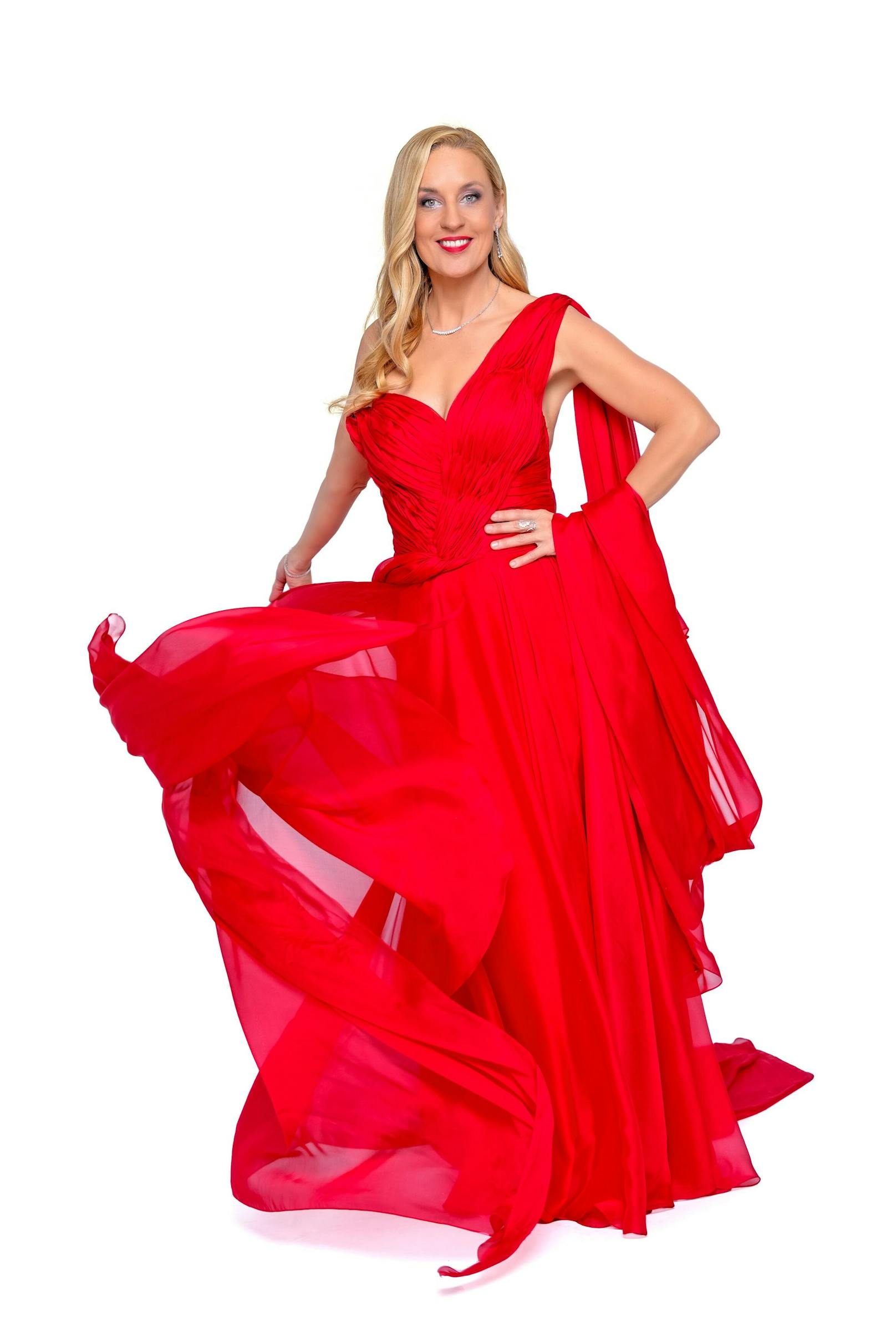 Schauspielerin Lilian Klebow hat sich für ein feurig rotes, fließendes Kleid entschieden.  