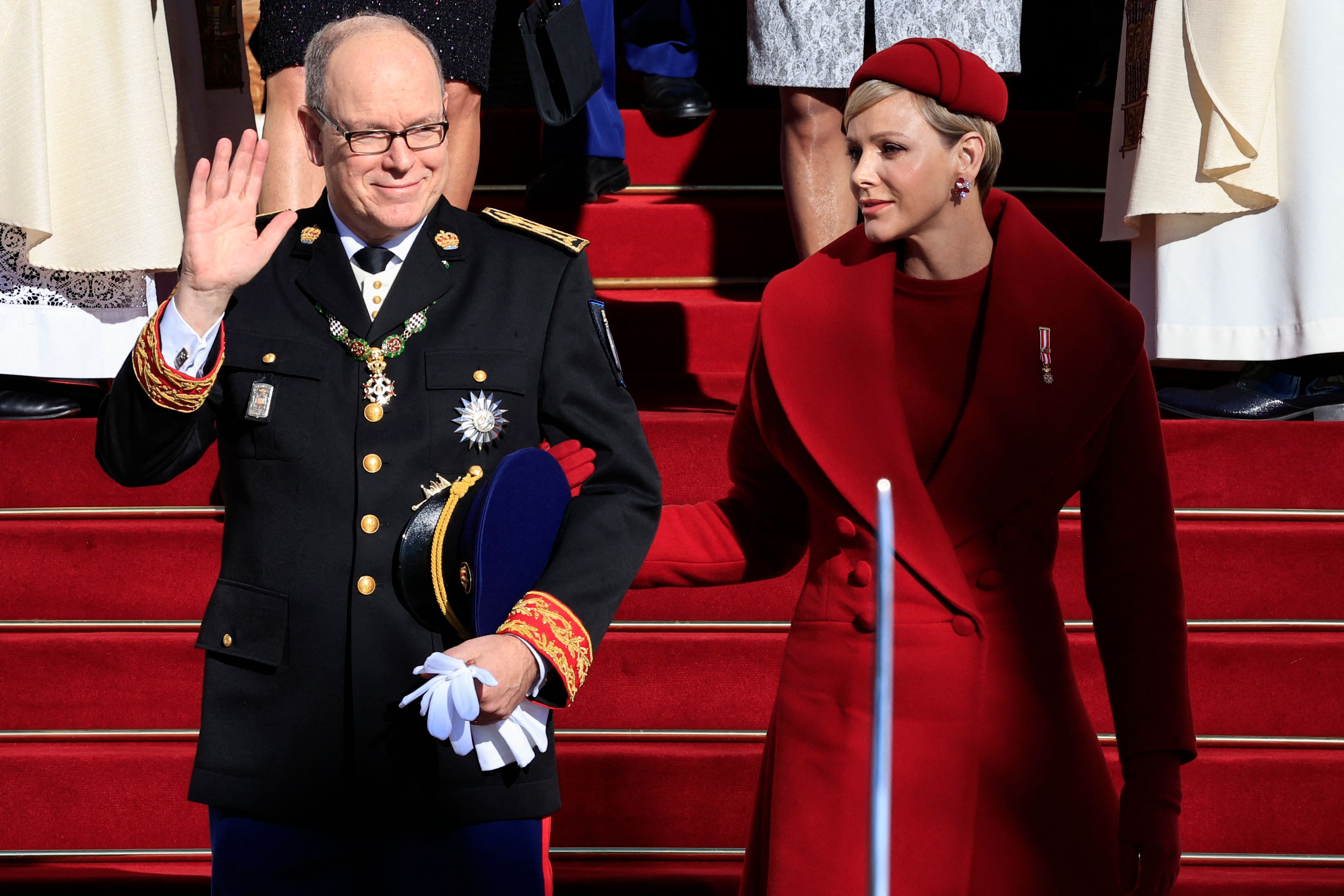 Fürst Albert II. und Fürstin Charlène beim Verlassen der Kathedrale von Monaco nach der Teilnahme an einer Zeremonie zum Nationalfeiertag.