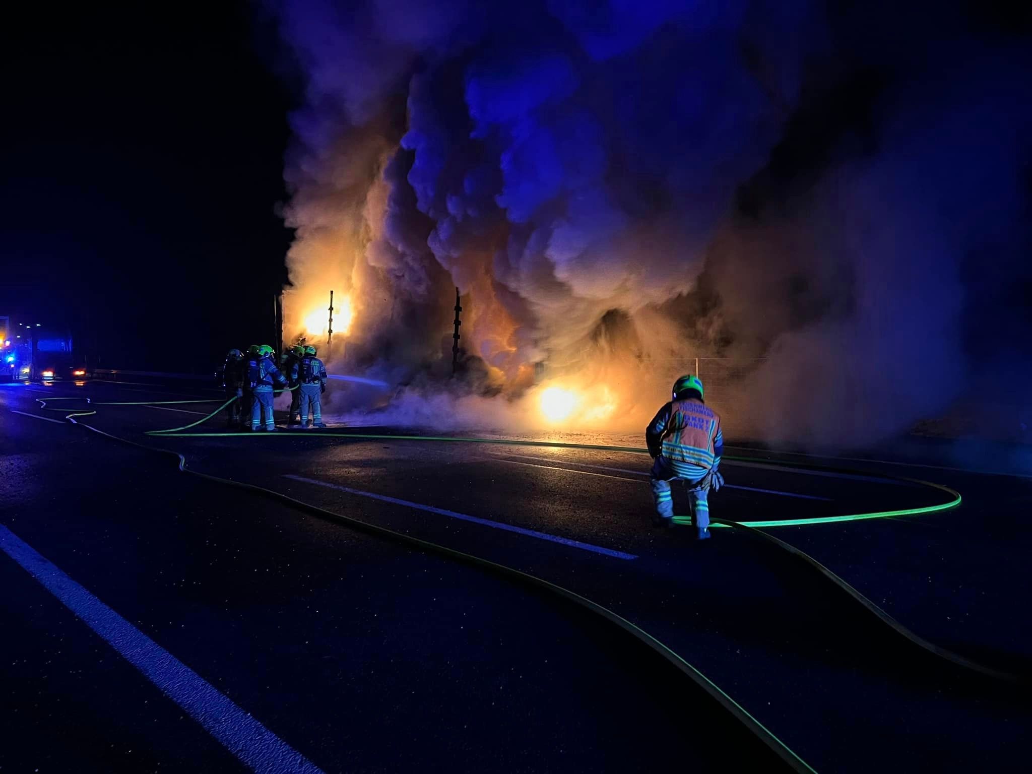 Die Feuerwehr löschte den in Vollbrand stehenden Sattelschlepper.