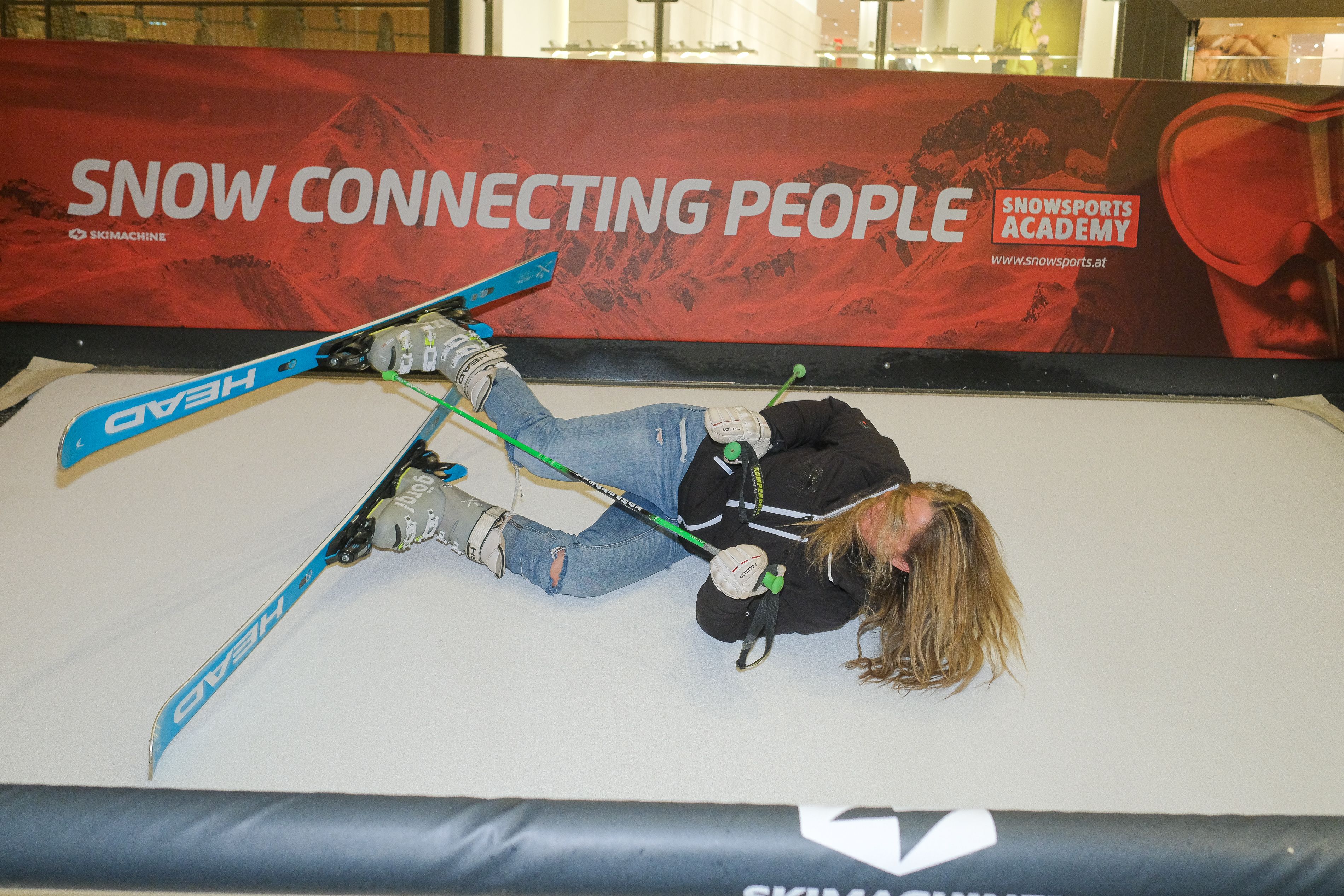 Lizz Görgl stürzt auf der SkiMachine.