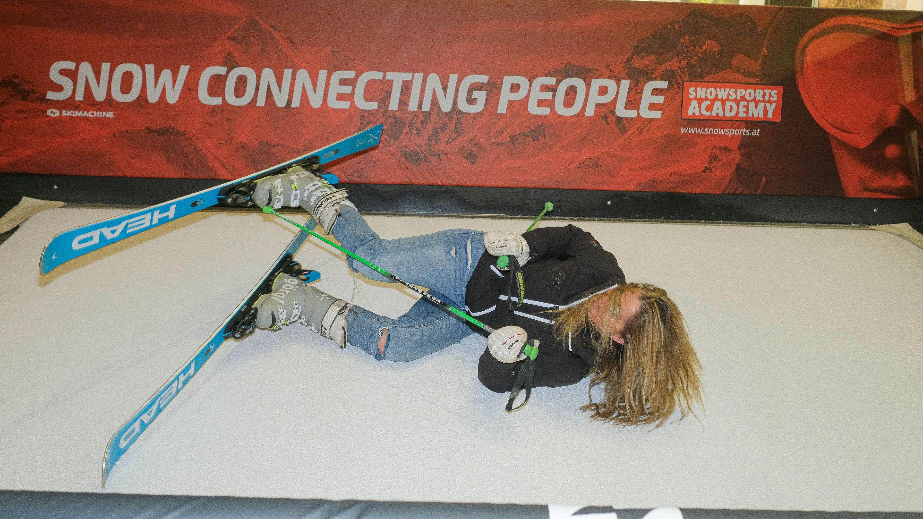 Lizz Görgl stürzt auf der SkiMachine.