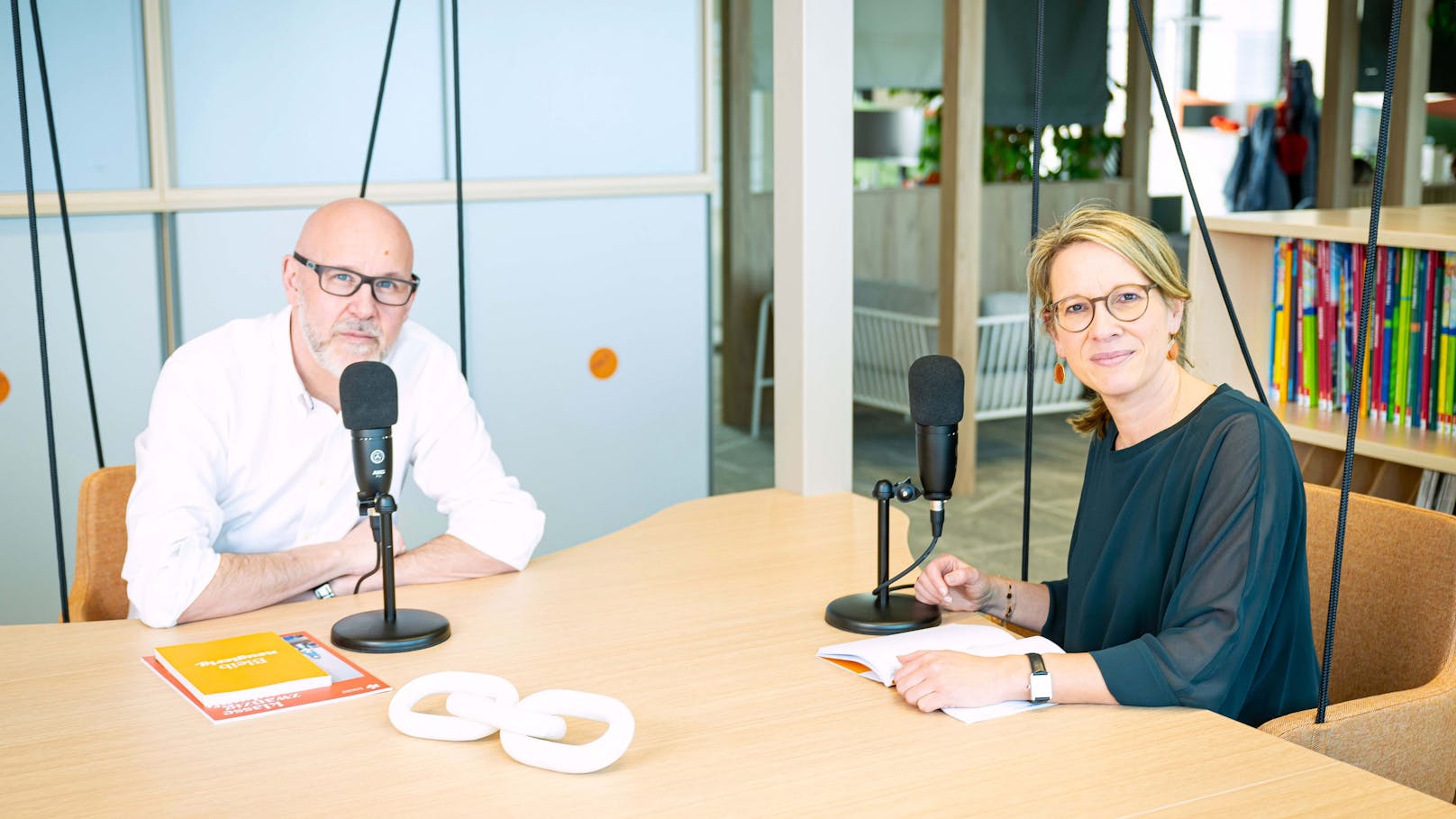 Philipp Nussböck und Christina Hauer, Geschäftsführung des öbv und Podcast-Hosts von #klassezwanzigzukunft.