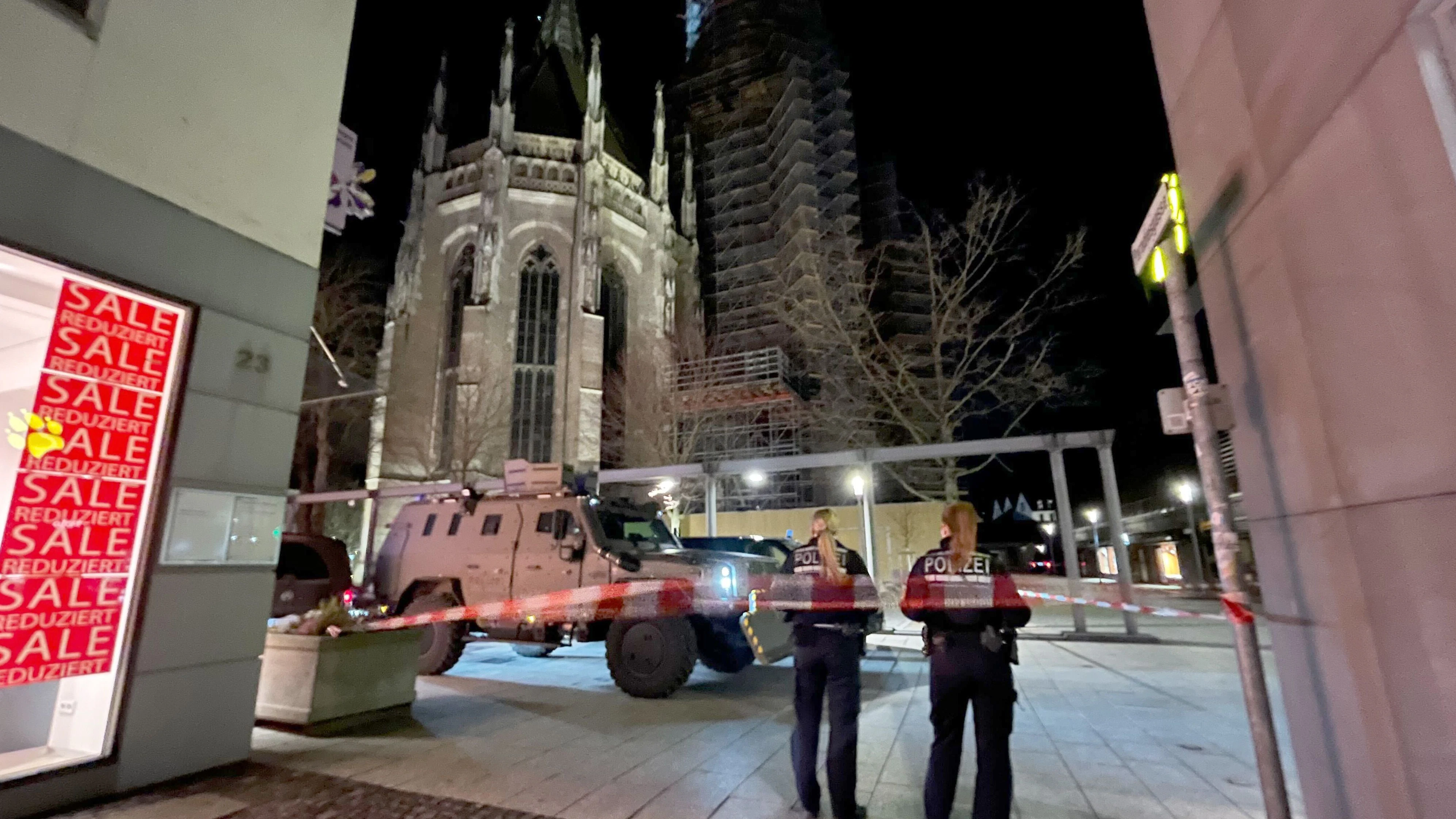 Download von www.picturedesk.com am 26.01.2024 (21:05).  26 January 2024, Baden-Württemberg, Ulm: Two policewomen stand behind a police cordon on Münsterplatz. The police closed off parts of the central Münsterplatz square in Ulm on Friday evening due to an operation. Photo: Nico Pointner/dpa - 20240126_PD11805 - Rechteinfo: Rights Managed (RM)
