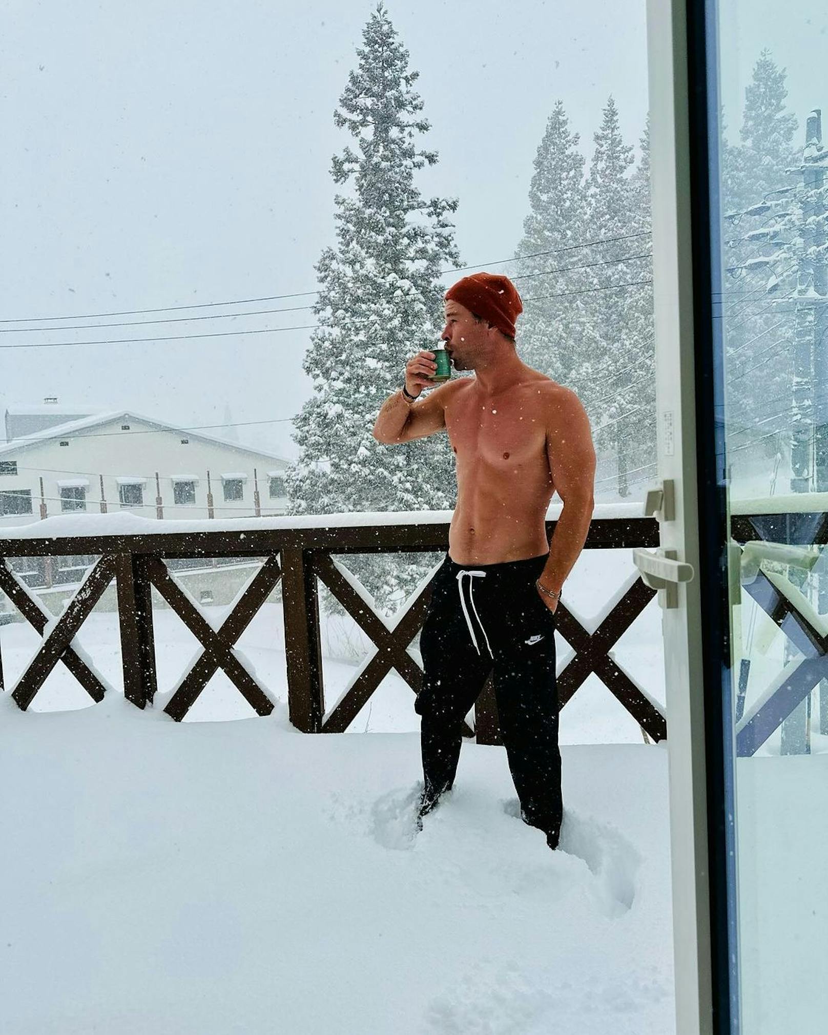 Chris Hemsworth trotzt der Kälte Japans und genießt seinen Urlaub.