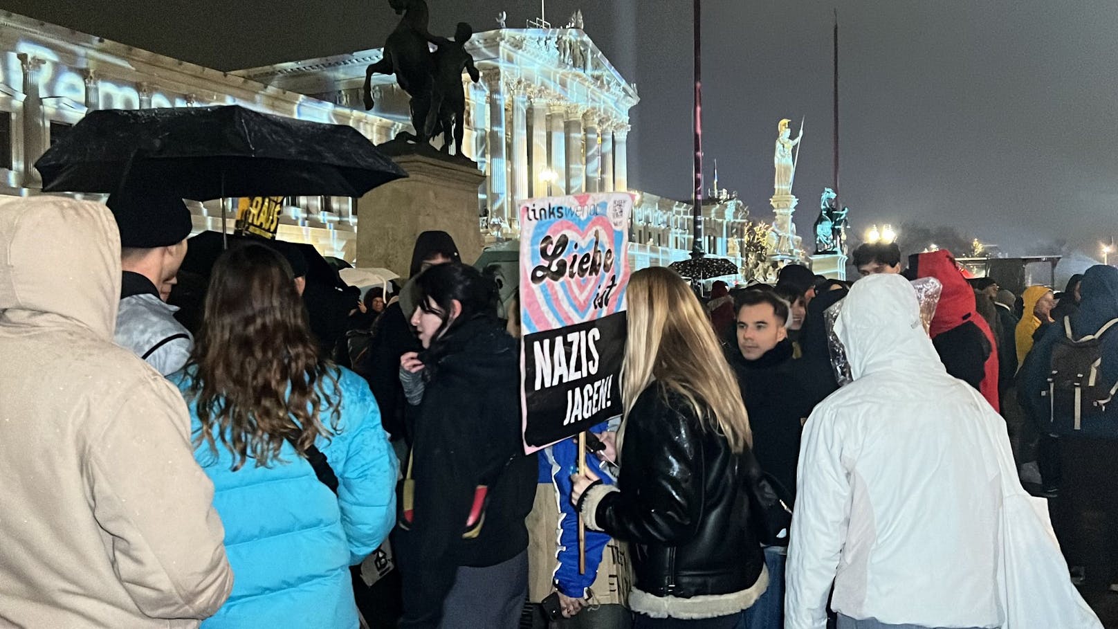 Großdemo in Wien – Trotz Schlechtwetter ist die WIener City voller Demonstranten.