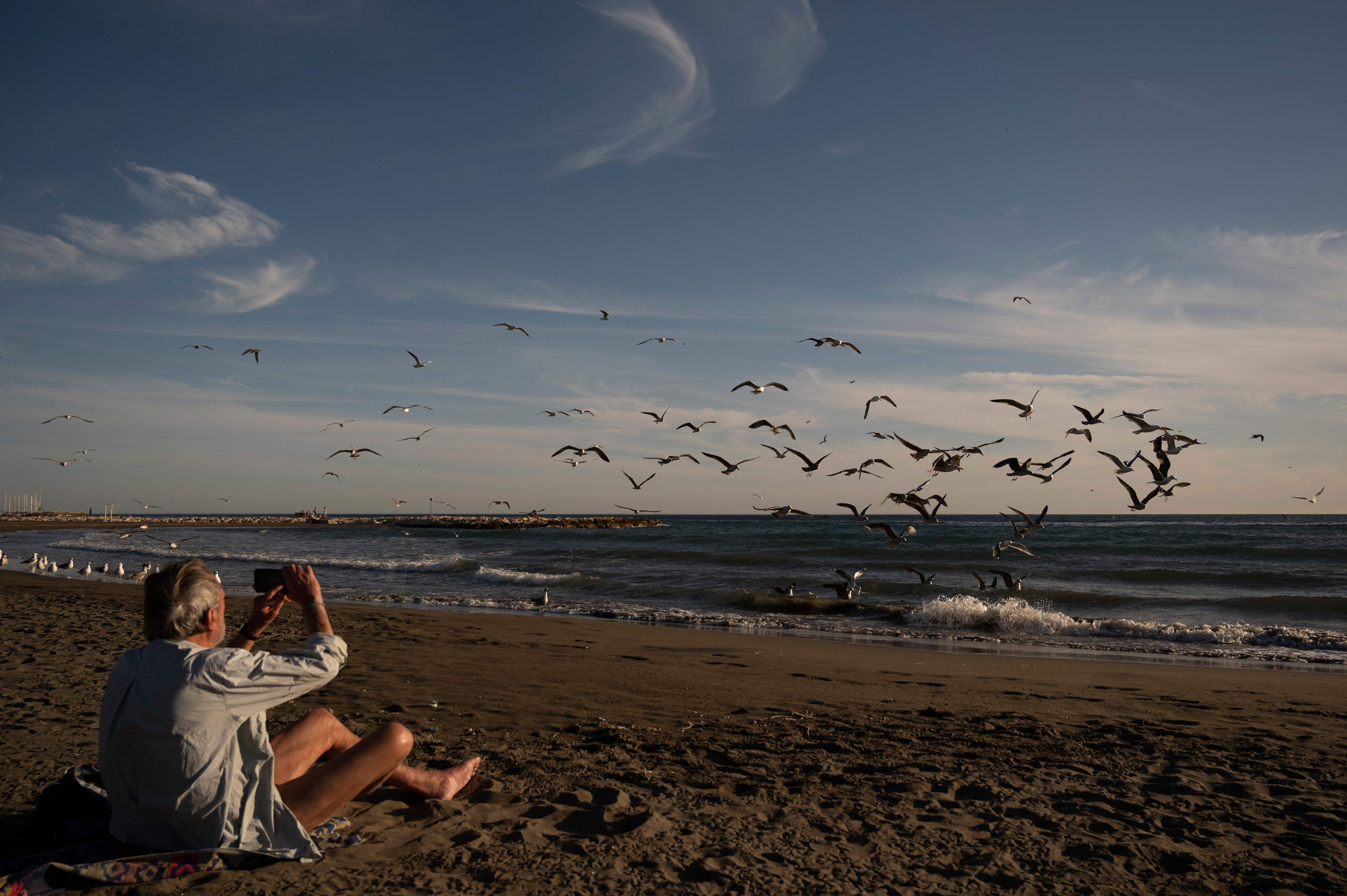 Dezember 2023 am Strand von Málaga. In Spanien herrschen derzeit ungewöhnlich hohe Temperaturen. Hitzewellen, Dürre, Wassermangel und schwere Ernteverluste nehmen mit voranschreitender Klimakrise weiter zu.