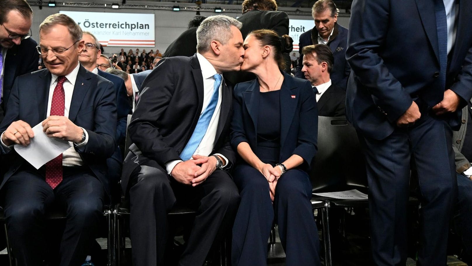 Vor seiner Rede zum Kanzler-Plan gab es einen Kuss für Gattin Katharina Nehammer.