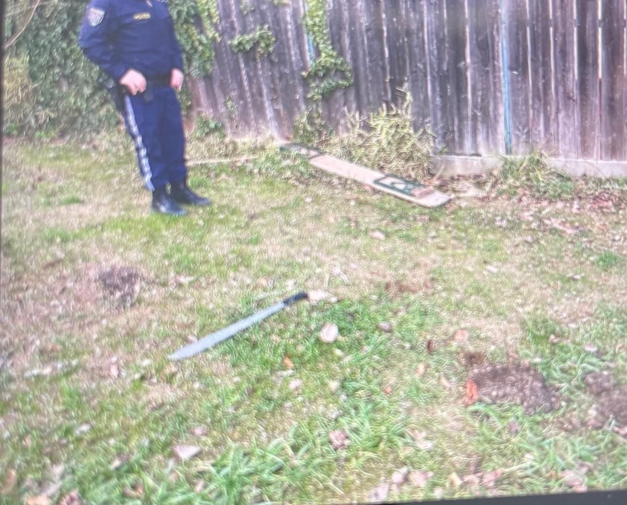Die riesengroße Machete im Garten des Hauses, wo es zur tödlichen Schussabgabe gegen einen Deutschen kam.