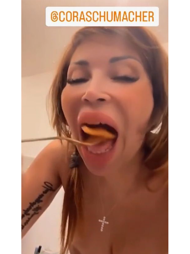 Patricia filmt sich völlig Blanco.