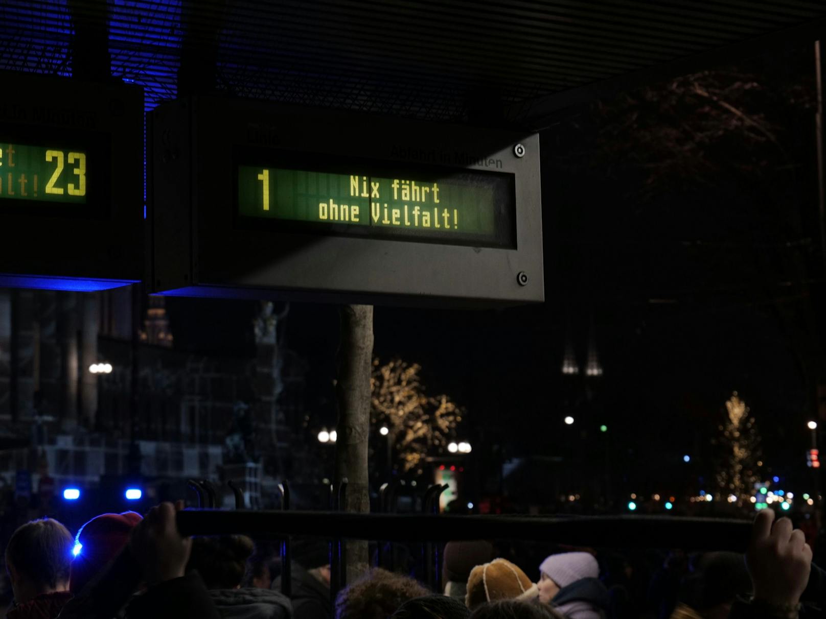 Auch Wiener Linien setzen am Freitagabend ein Zeichen gegen Diskriminierung, Rassismus und Homophobie