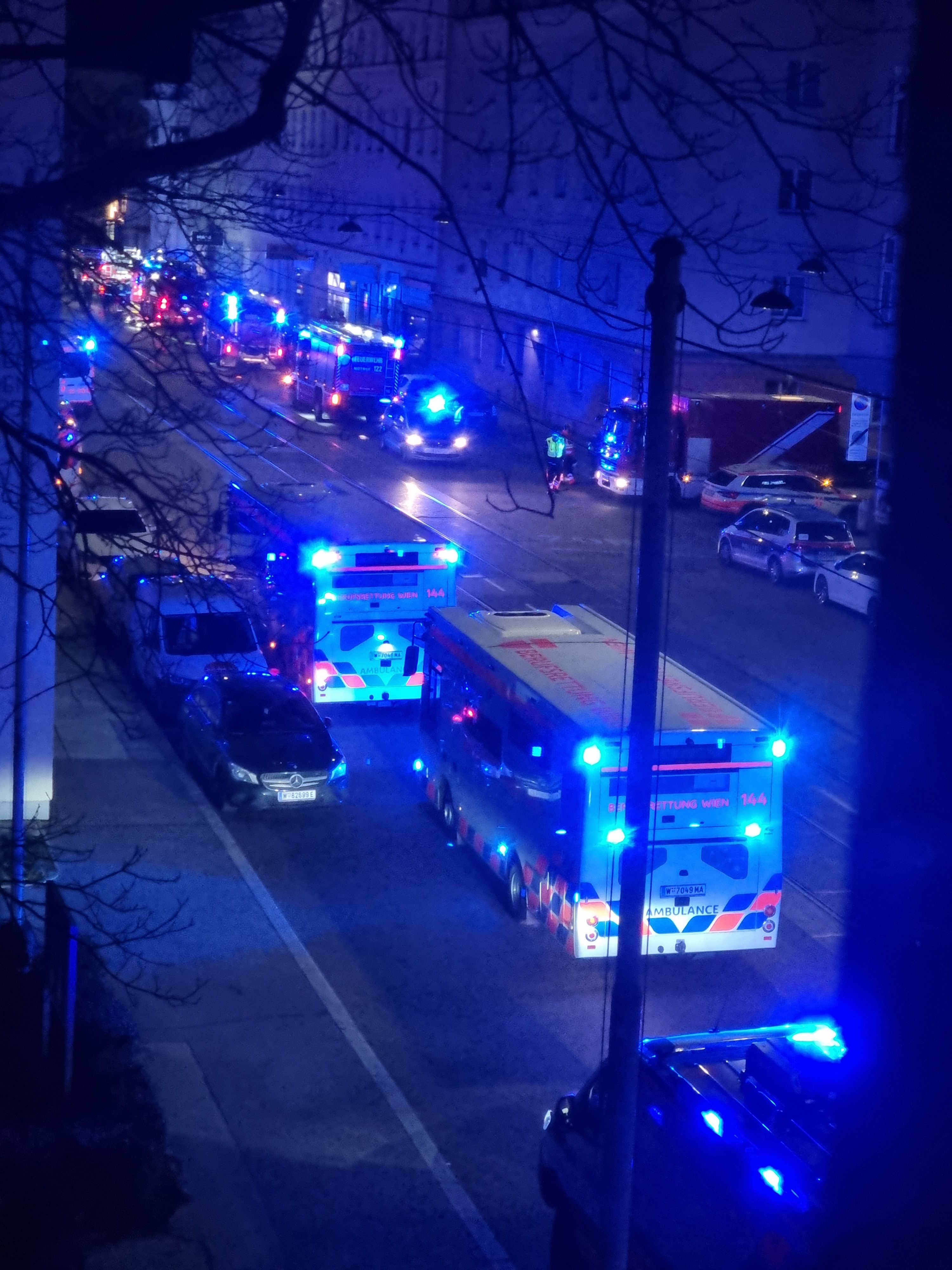 Mehrere Einsatzfahrzeuge der Feuerwehr, Rettung und Polizei befanden sich vor Ort.