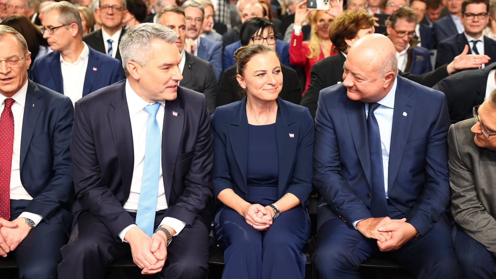 Bundeskanzler Karl Nehammer zusammen mit Gattin Katharina und Christian Stocker.