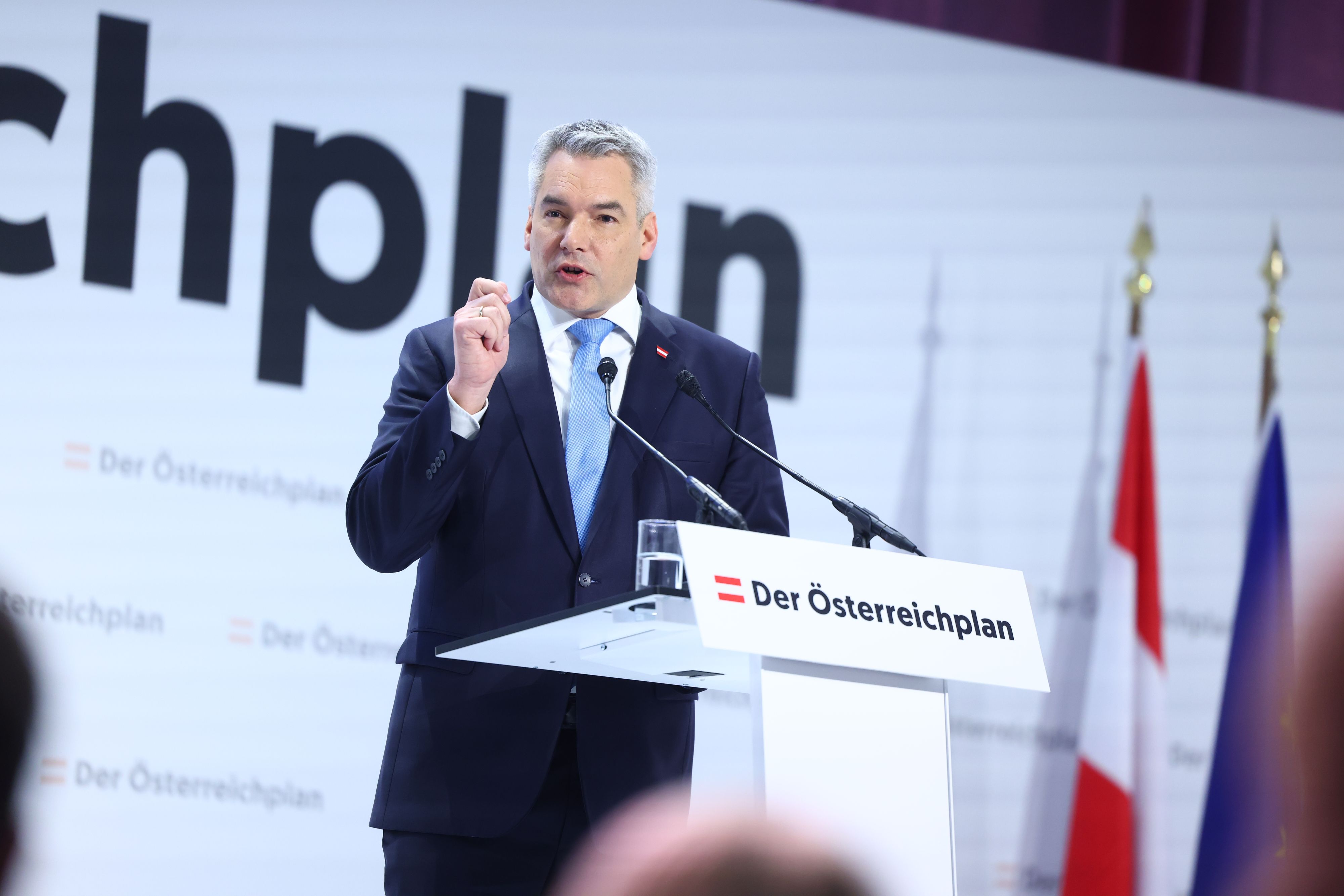 Schwor seine Funktionäre ein: Karl Nehammer (51) während seiner Rede in Wels.