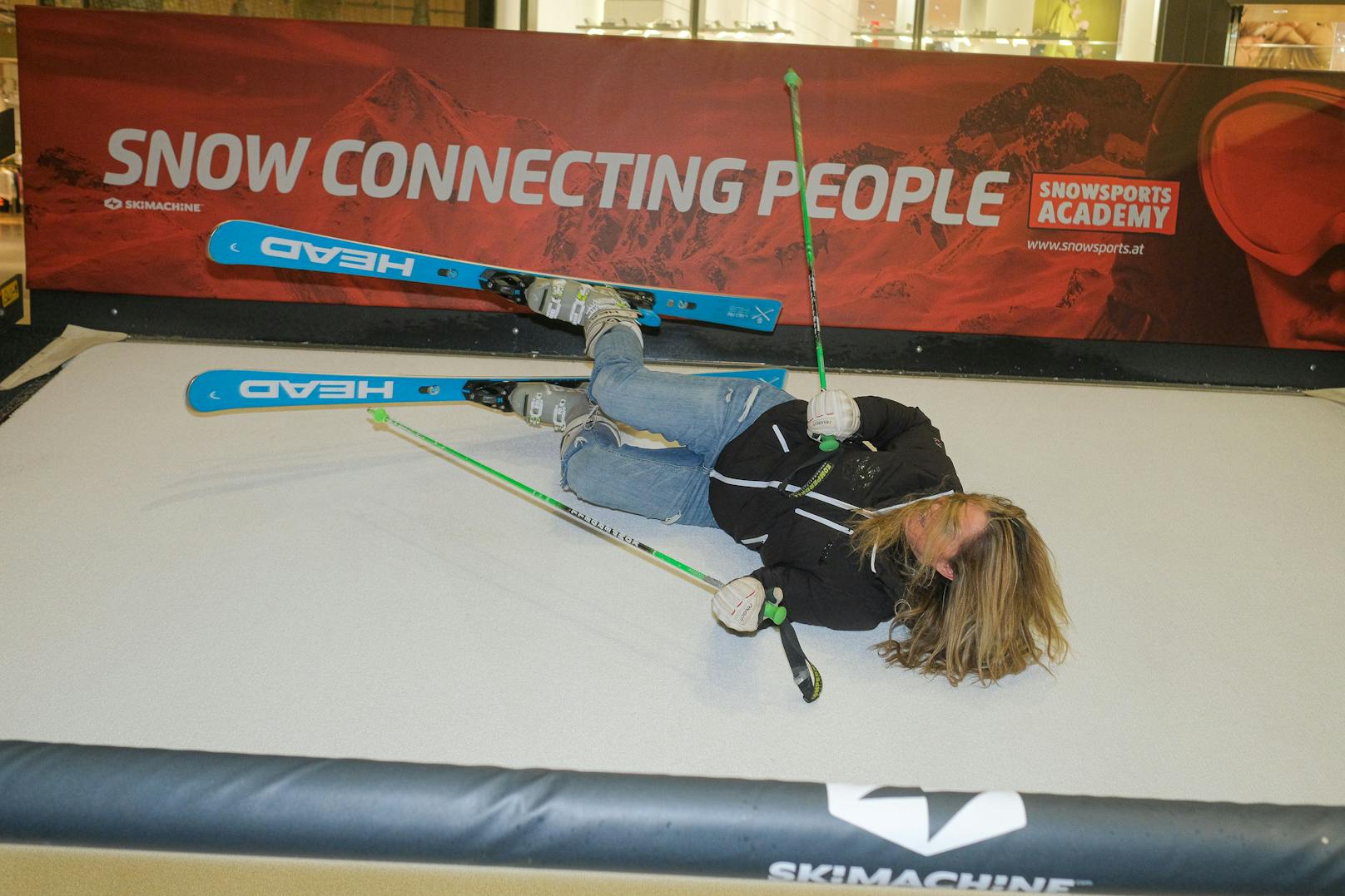 So kam es, wie es kommen musste: Görgl stürzte auf der SkiMachine, nahm es aber mit Humor.