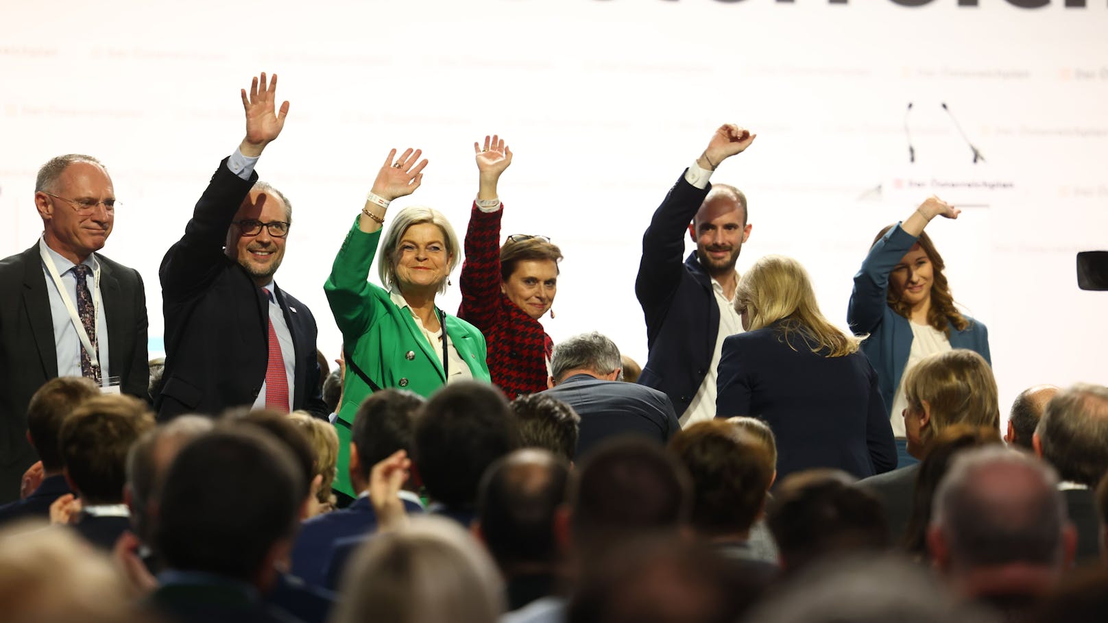 Innenminister Gerhard Karner, Außenminister Alexander Schallenberg, Verteidigungsministerin Klaudia Tanner, Staatssekretärin Susanne Kraus-Winker, Staatssekretär Florian Tursky und Staatssekretärin Claudia Plakolm.