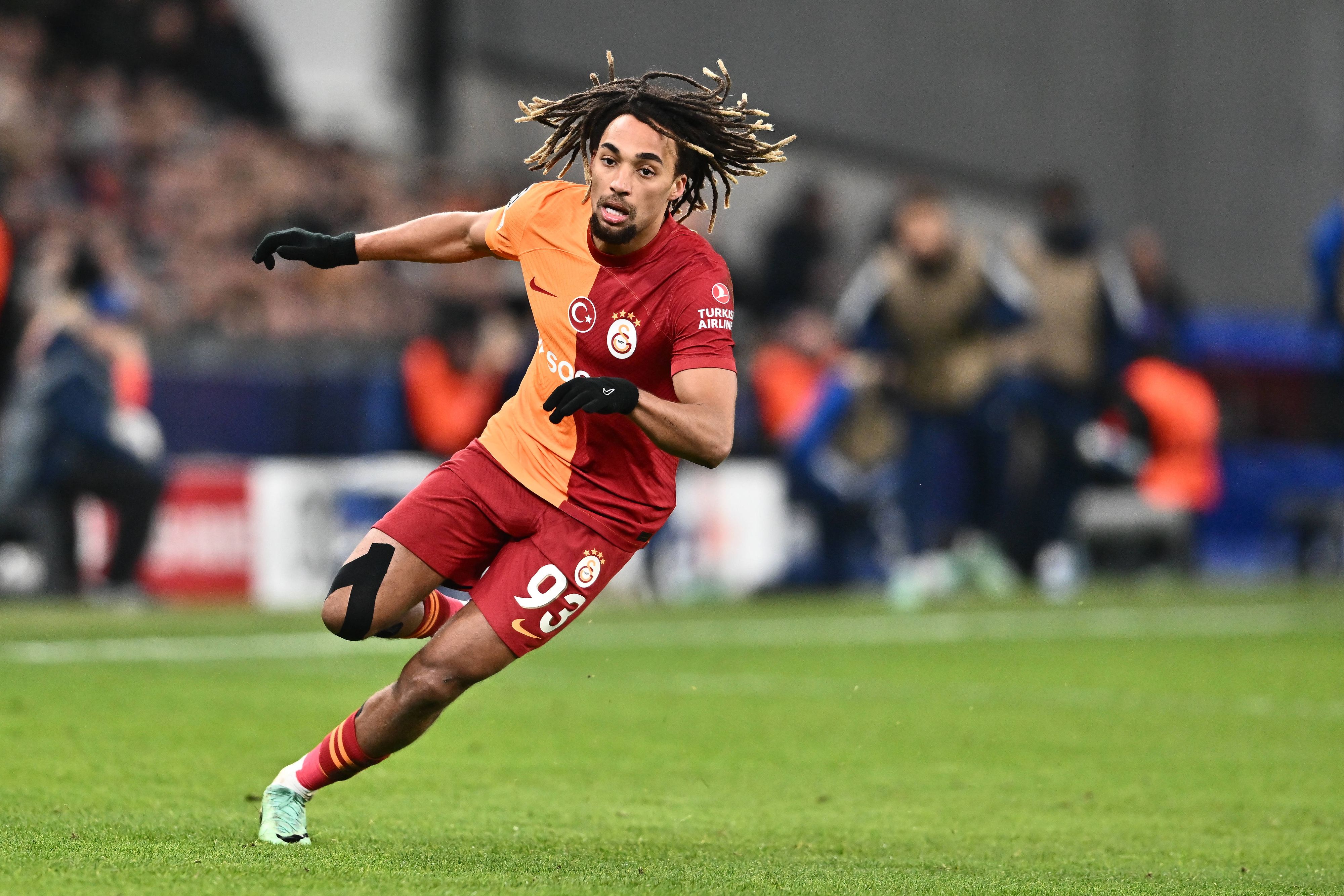 Die Bayern machen bei Sacha Boey endgültig ernst.