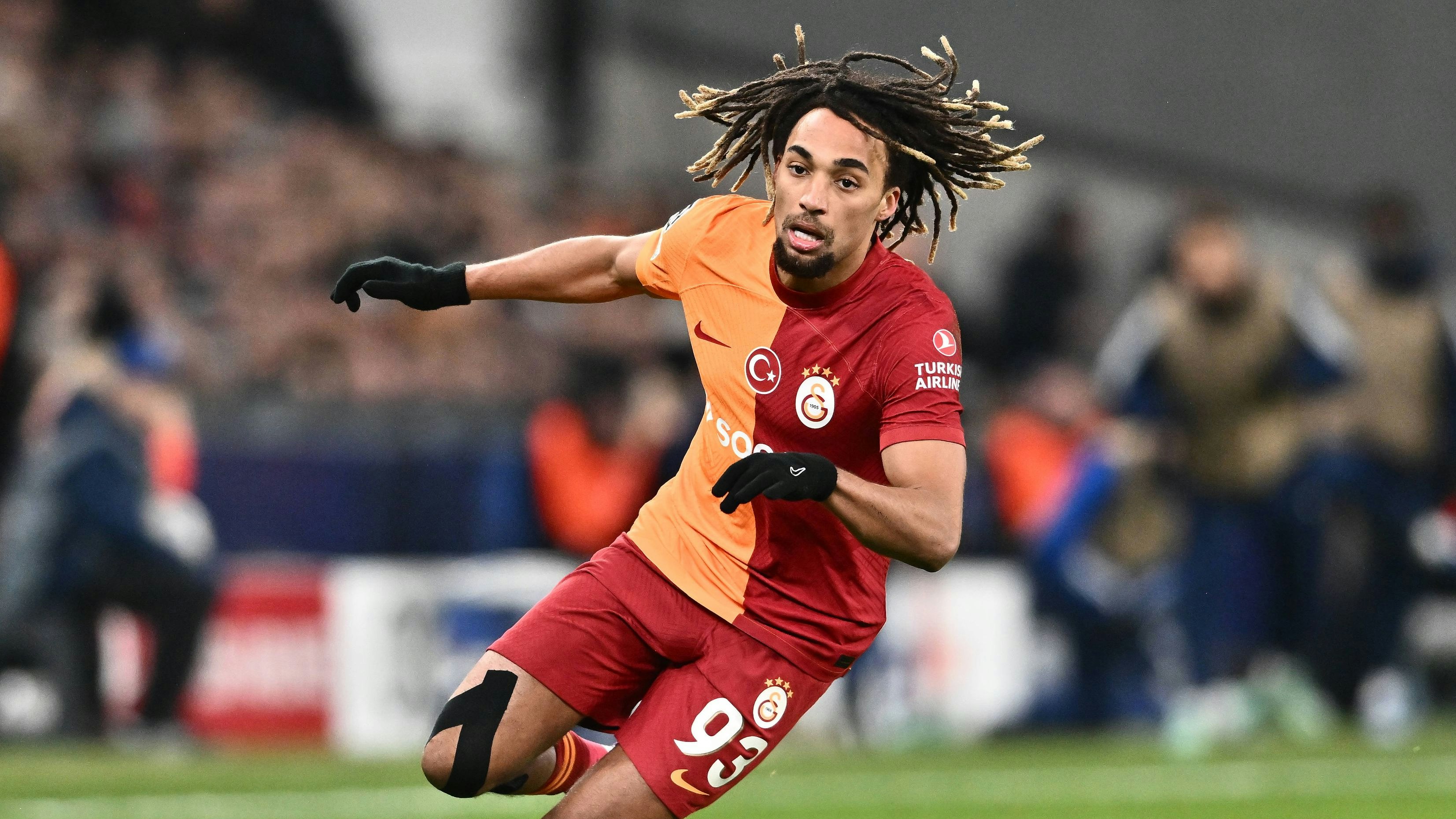 Die Bayern machen bei Sacha Boey endgültig ernst. 